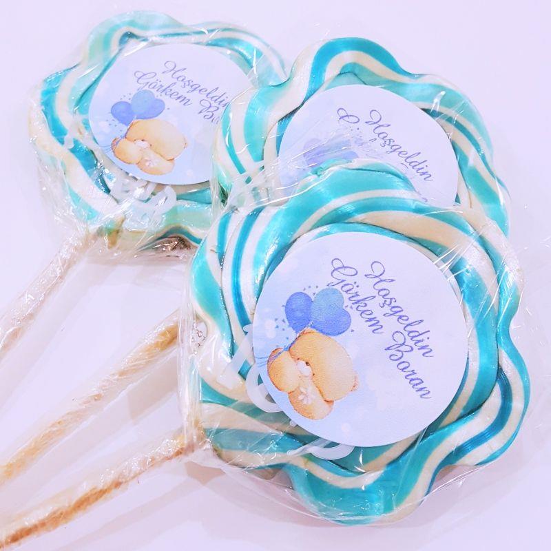 24 ADET ETİKETLİ MAVİ BEYAZ PAPATYA LOLİPOP BEBEK ŞEKERİ L60