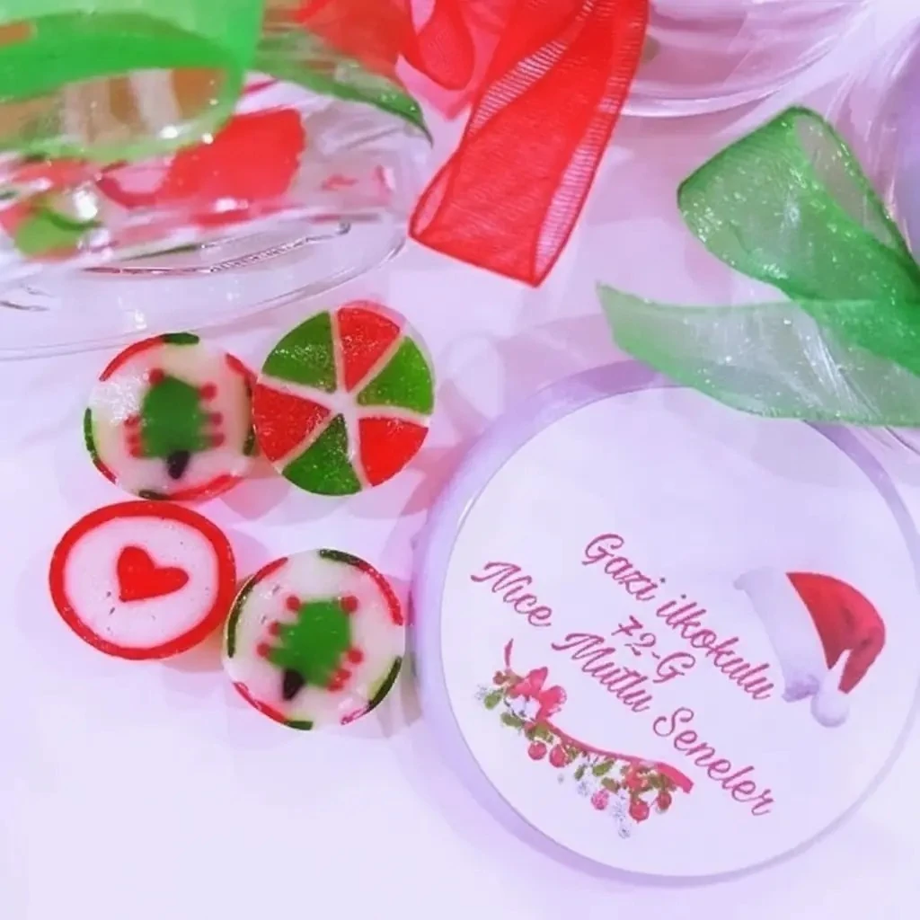 100 ADET ETİKETLİ KURDELELİ KAVANOZLU LOLLY YENi YIL ŞEKERİ YY51