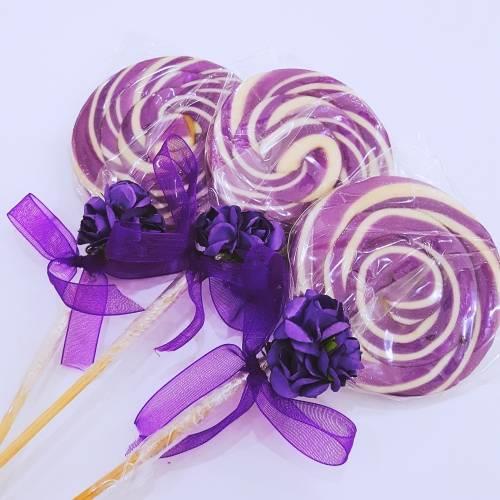 24 ADET MOR ÇİÇEKLİ KURDELELİ LOLİPOP ŞEKER CL02