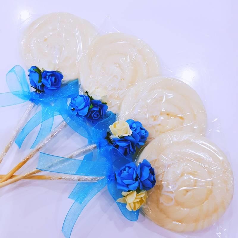 24 ADET MAVİ ÇİÇEKLİ KURDELELİ BEYAZ SOSYETE LOLİPOP ŞEKER CL03