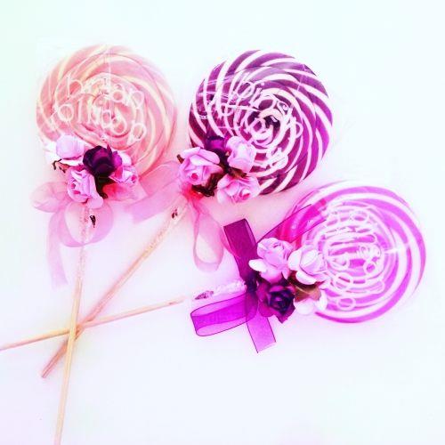 24 ADET MOR ve PEMBE ÇİÇEKLİ KURDELELİ LOLİPOP ŞEKER L28