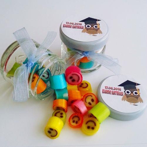 24 ADET ETİKETLİ KURDELELİ KAVANOZLU KARIŞIK RENKLİ GÜLEN YÜZ LOLLY MEZUNİYET ŞEKERİ 44