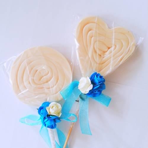 24 ADET MAVİ ÇİÇEKLİ KURDELELİ BEYAZ LOLİPOP ŞEKER