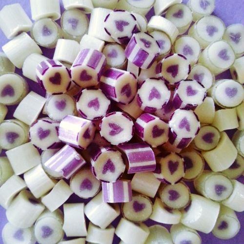 24 ADET PEMBE BEYAZ MOR ÇİÇEKLİ KURDELELİ KAVANOZLU MOR LOLLY ŞEKER 86