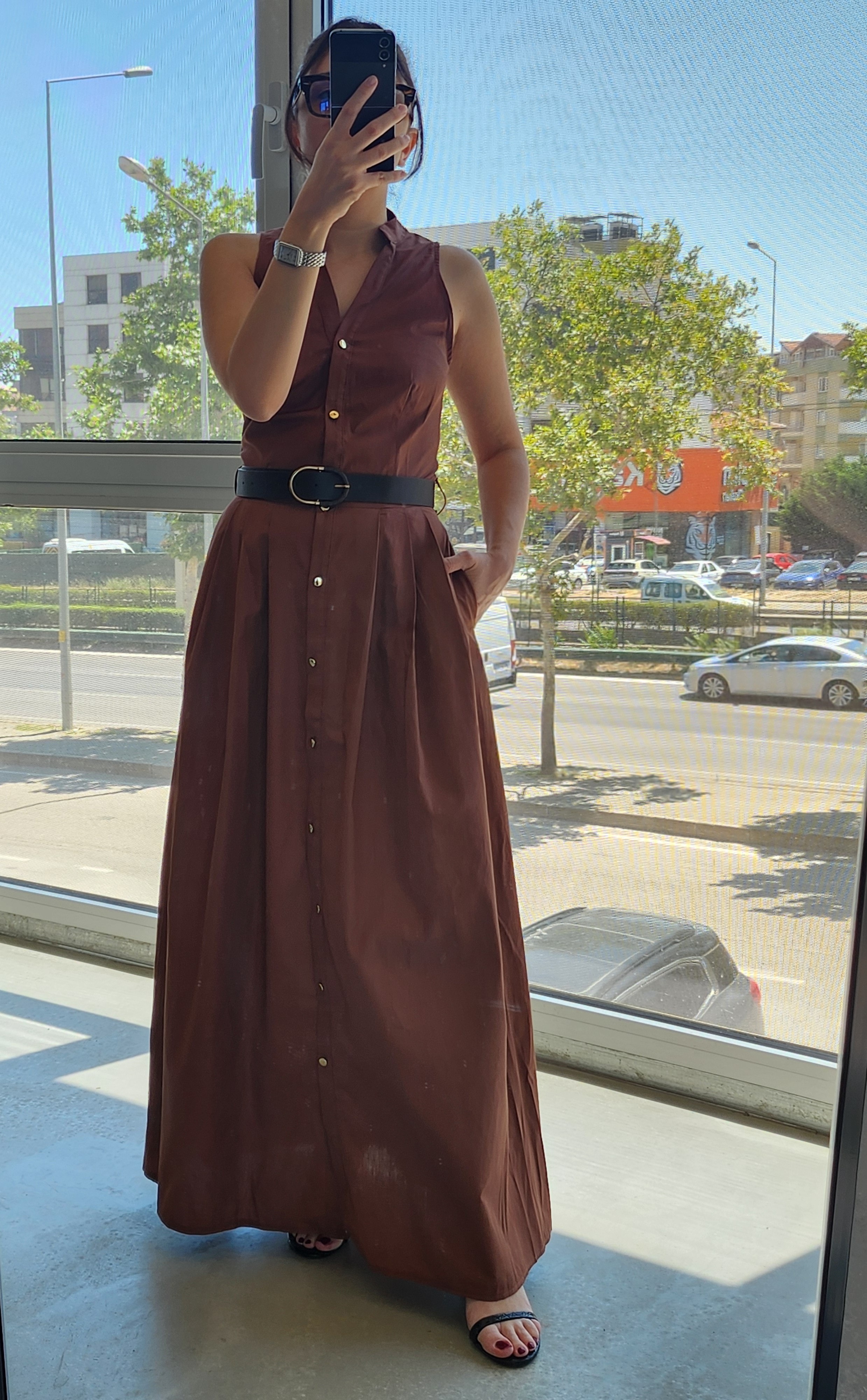 KEMERLİ VE CEPLİ KAHVERENGİ UZUN ELBİSE