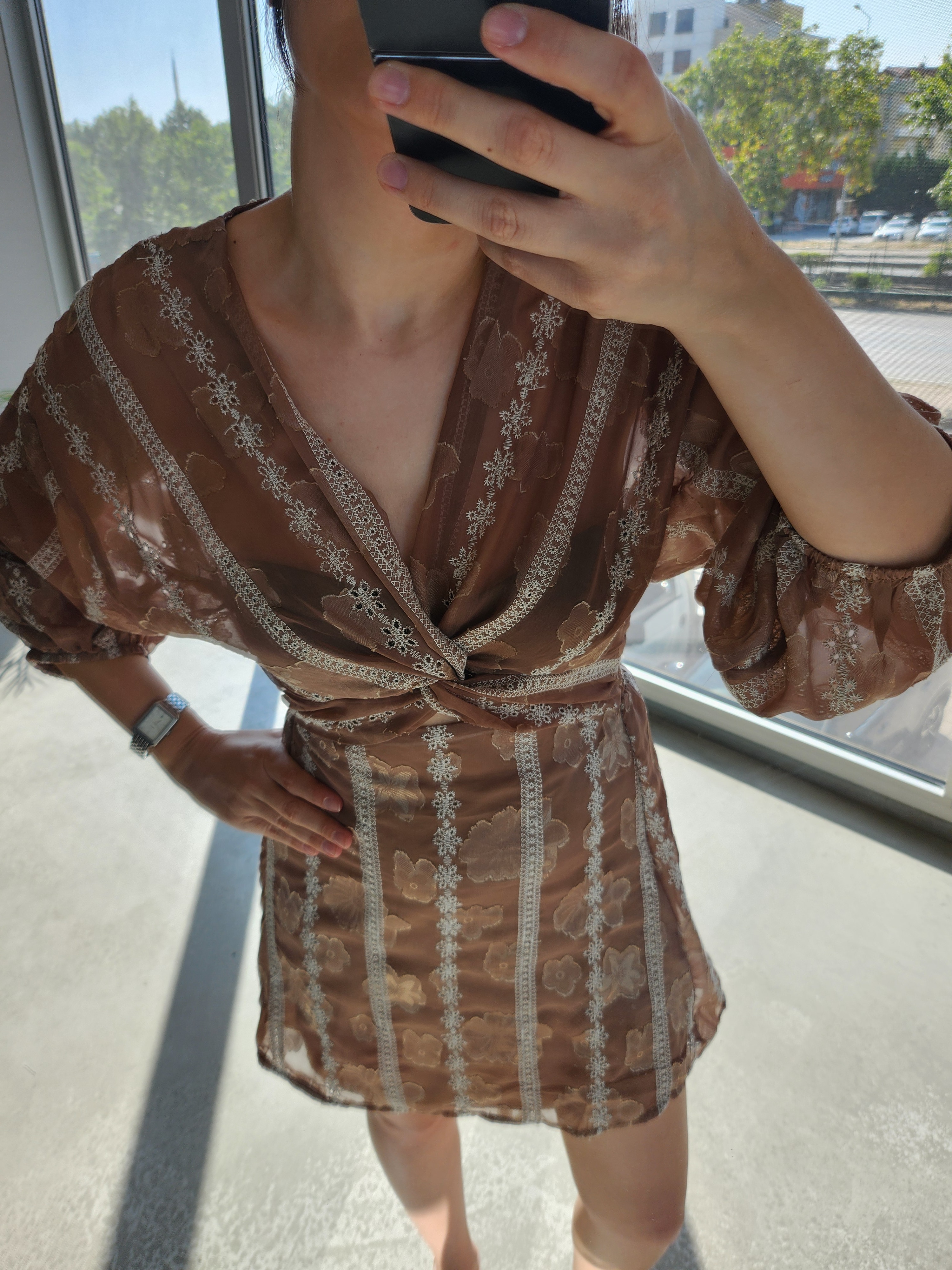 KAHVERENGİ ÇİÇEK İŞLEMELİ KISA ELBİSE