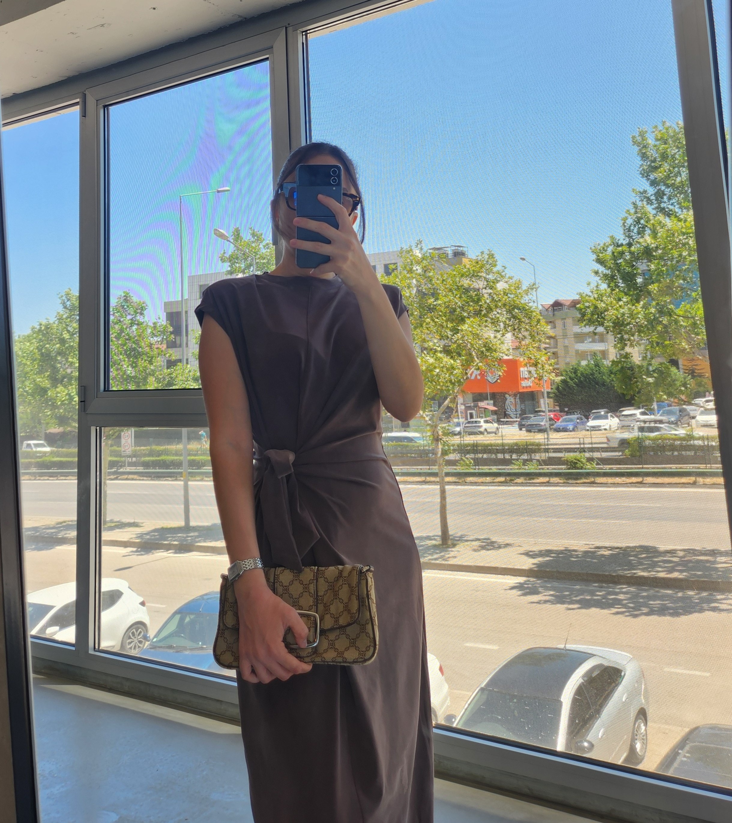 KAHVERENGİ BAĞLAMALI UZUN ELBİSE