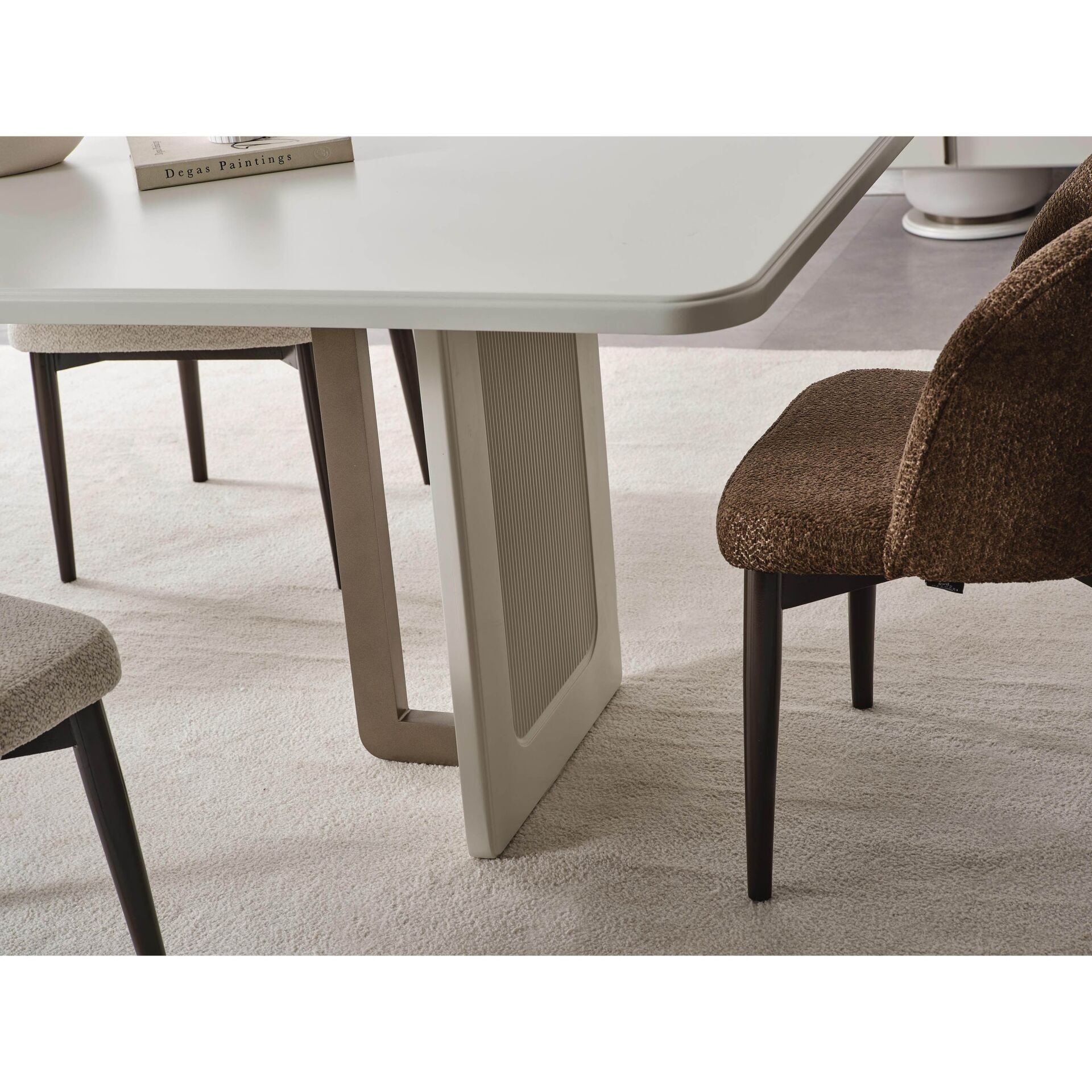 Cenova Yemek Masası