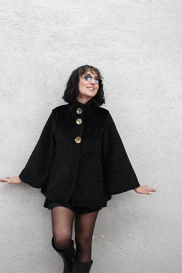 BÜYÜK DÜĞMELİ PELUŞ KABAN - SİYAH