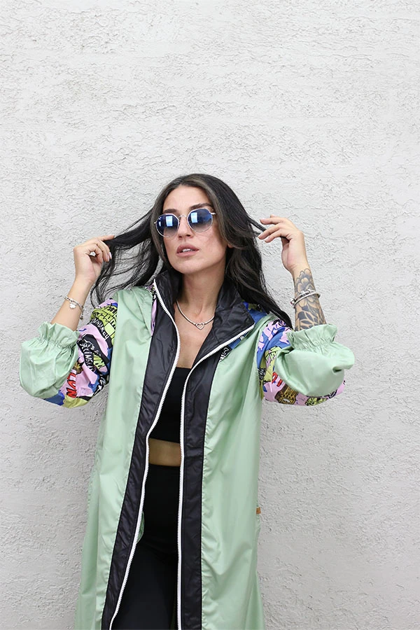 KOLU VE KAPŞON DESENLİ YAMURLUK