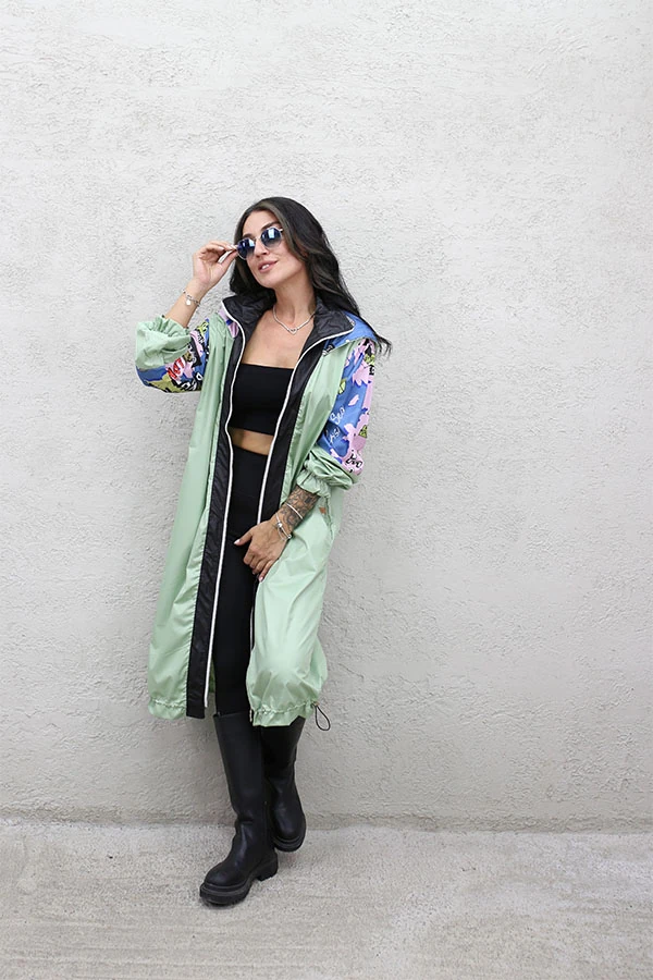 KOLU VE KAPŞON DESENLİ YAMURLUK