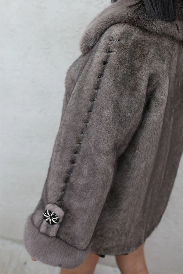 KOLU BROŞLU KÜRK KABAN