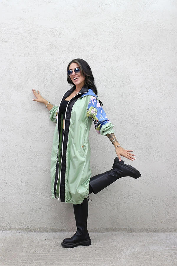 KOLU VE KAPŞON DESENLİ YAMURLUK