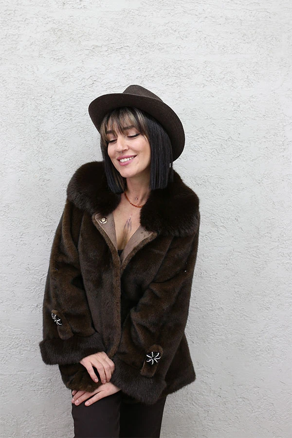 KOLU BROŞLU KÜRK KABAN - KAHVE