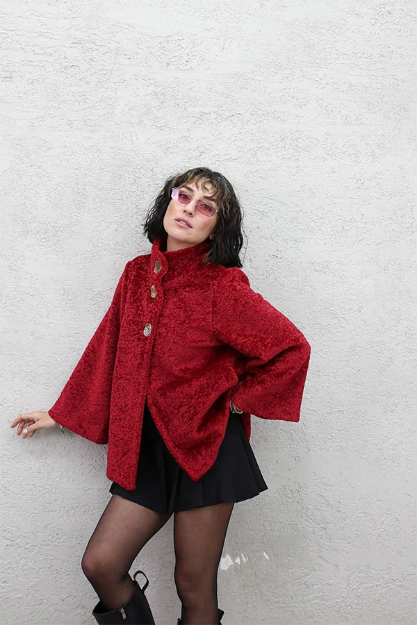 BÜYÜK DÜĞMELİ PELUŞ KABAN - KIRMIZI