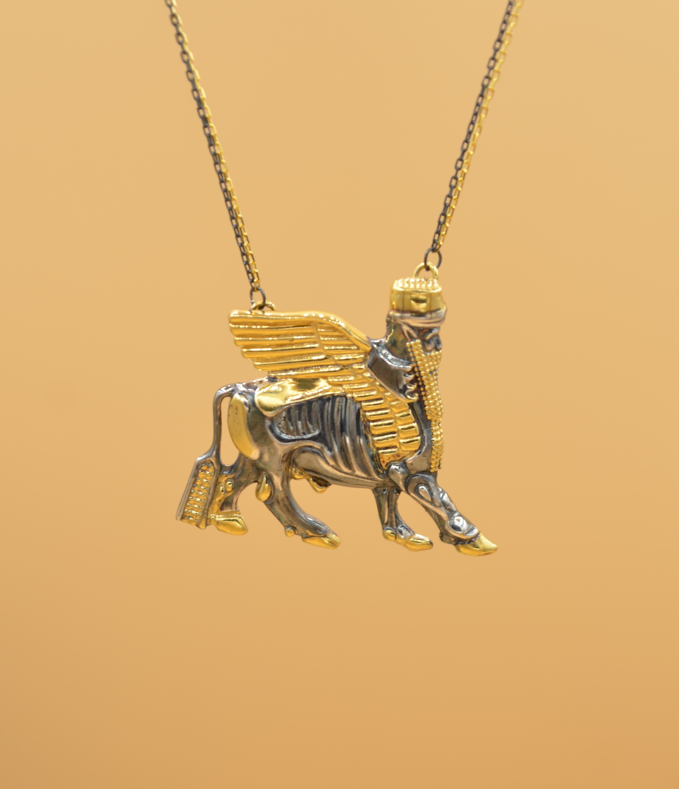 LAMASSU-GOLD & BLACK