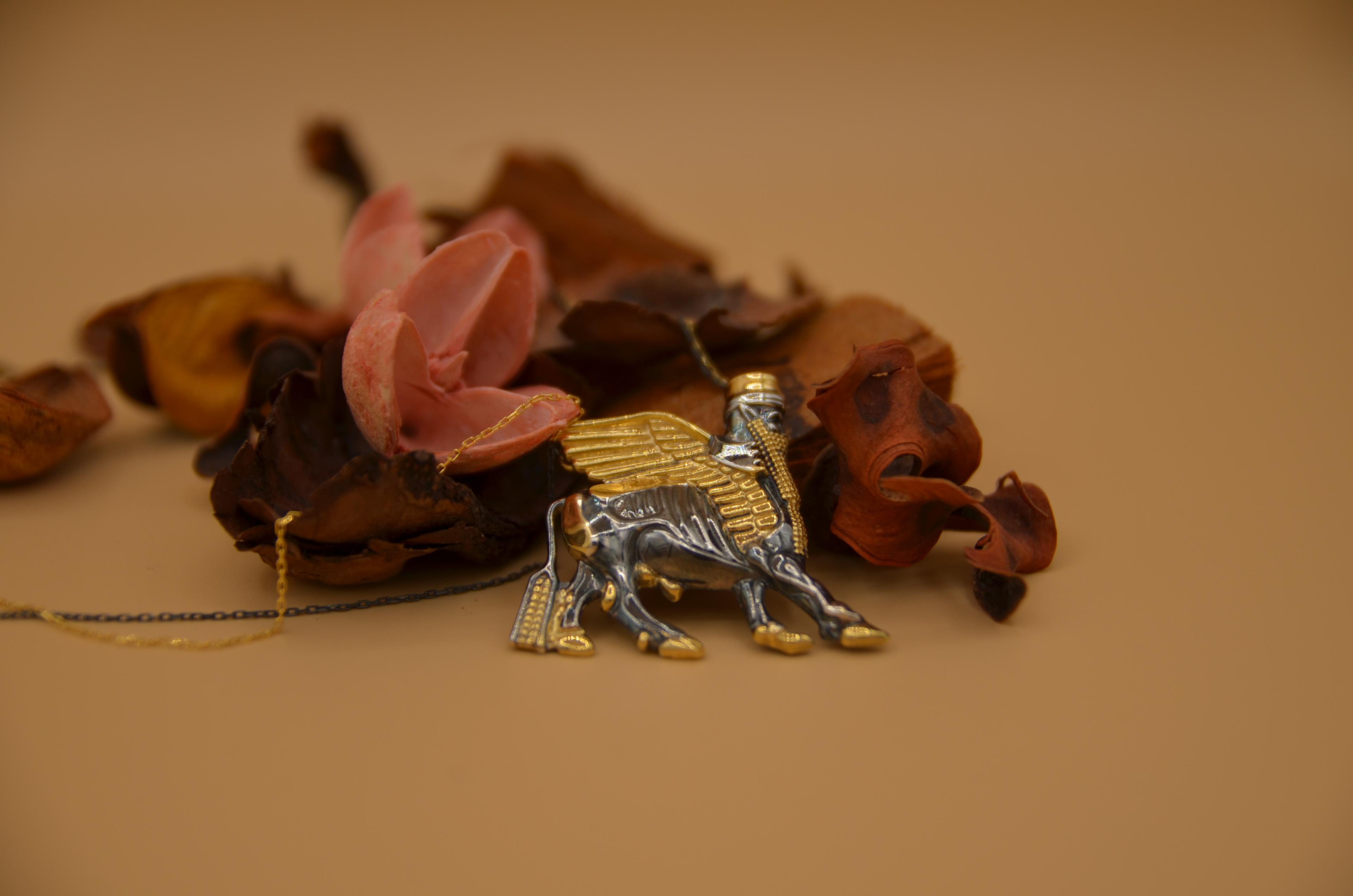 LAMASSU-GOLD & BLACK