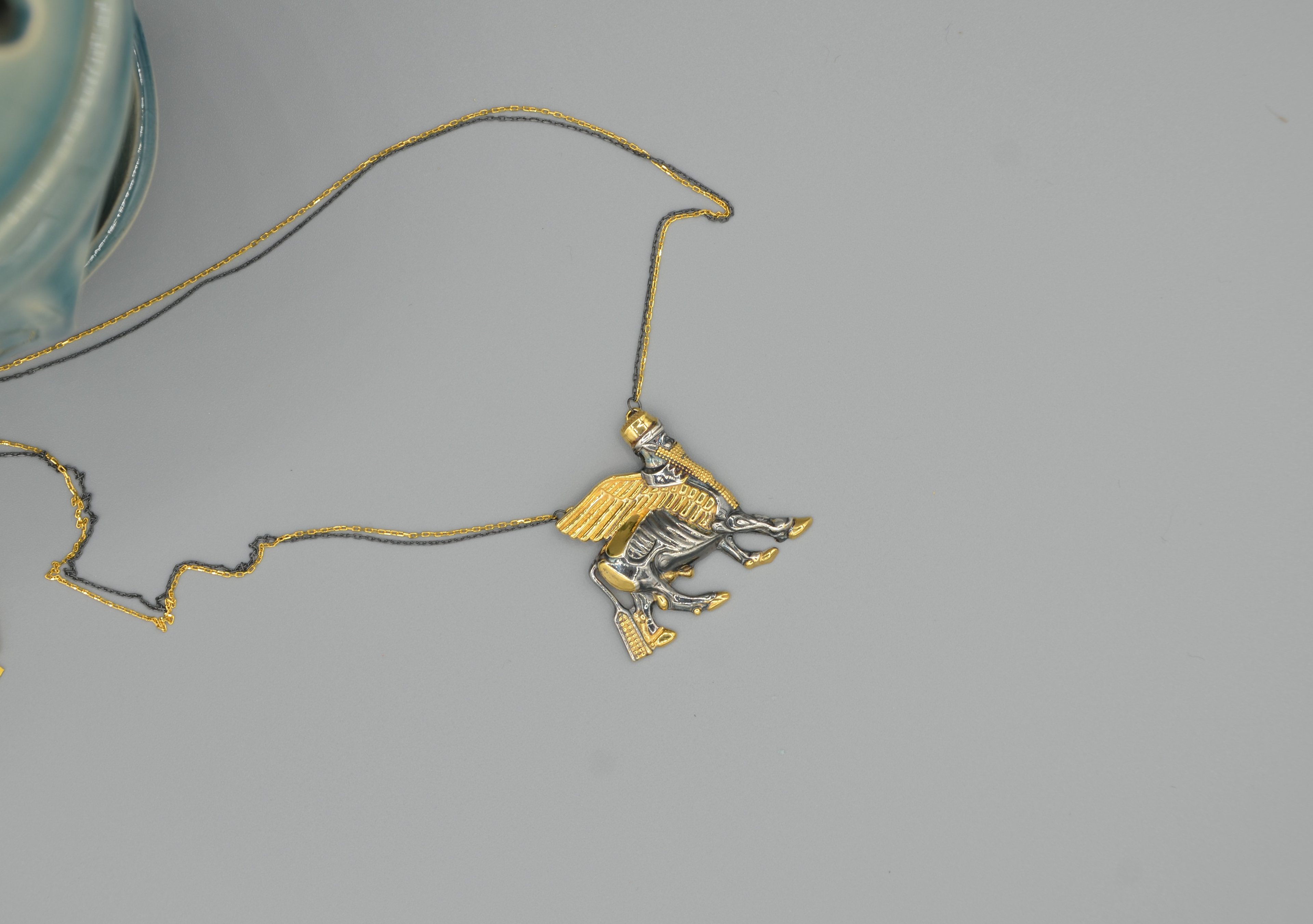 LAMASSU-GOLD & BLACK