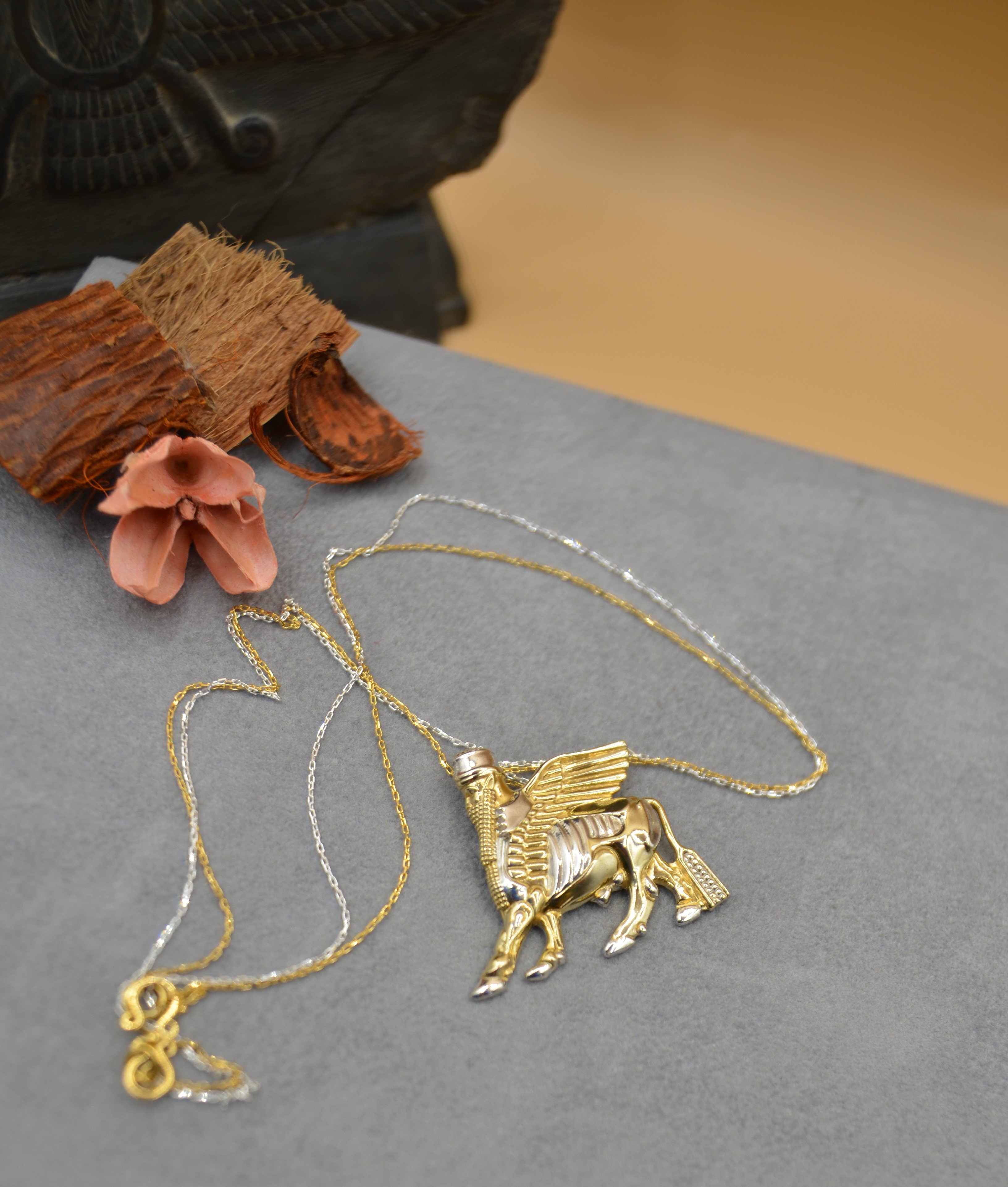 LAMASSU-GOLD & WHİTE