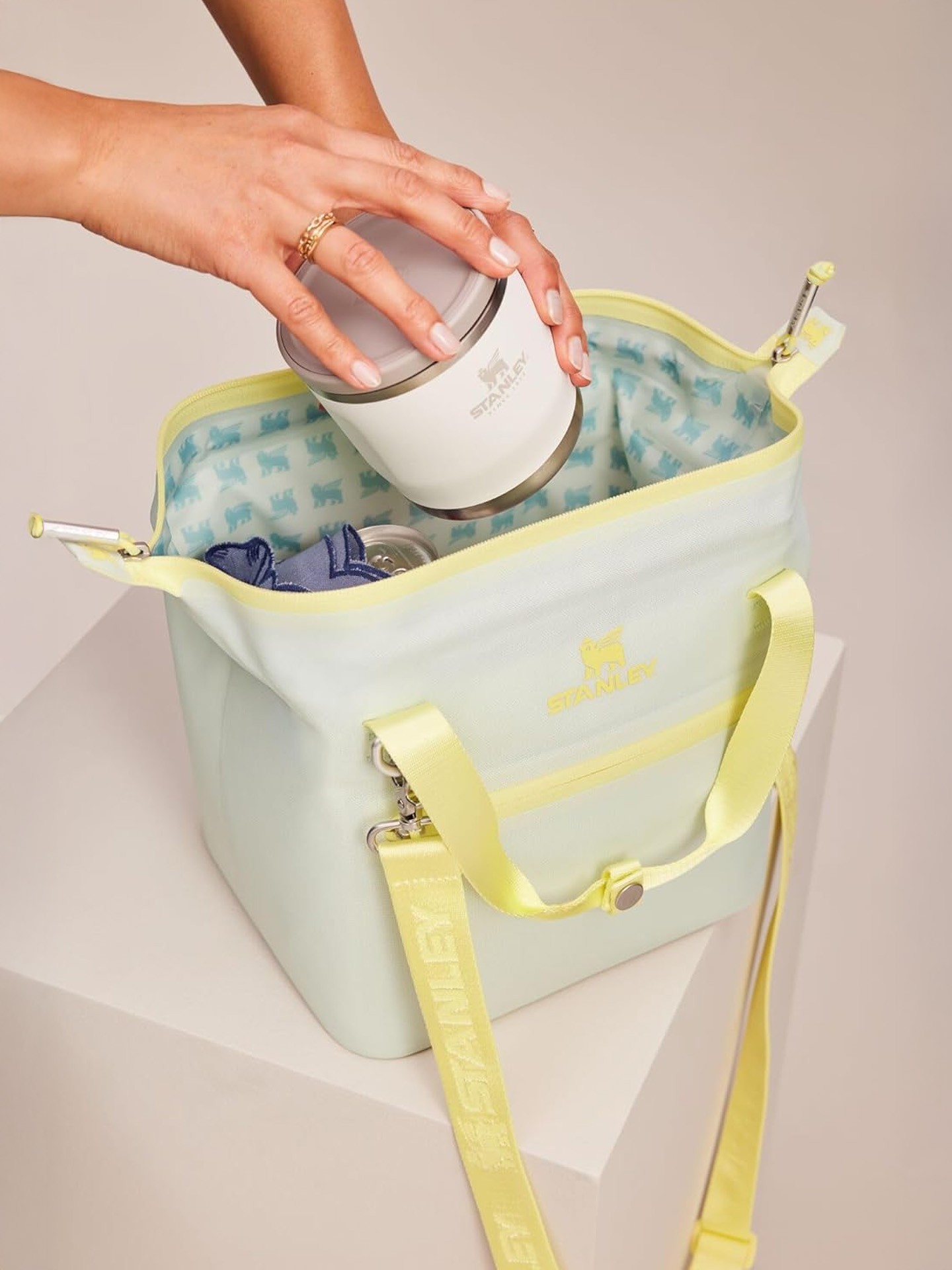 Stanley The All Day Julienne Mini Cooler Hot Coral Çanta 7.4 QT 7.0 L 