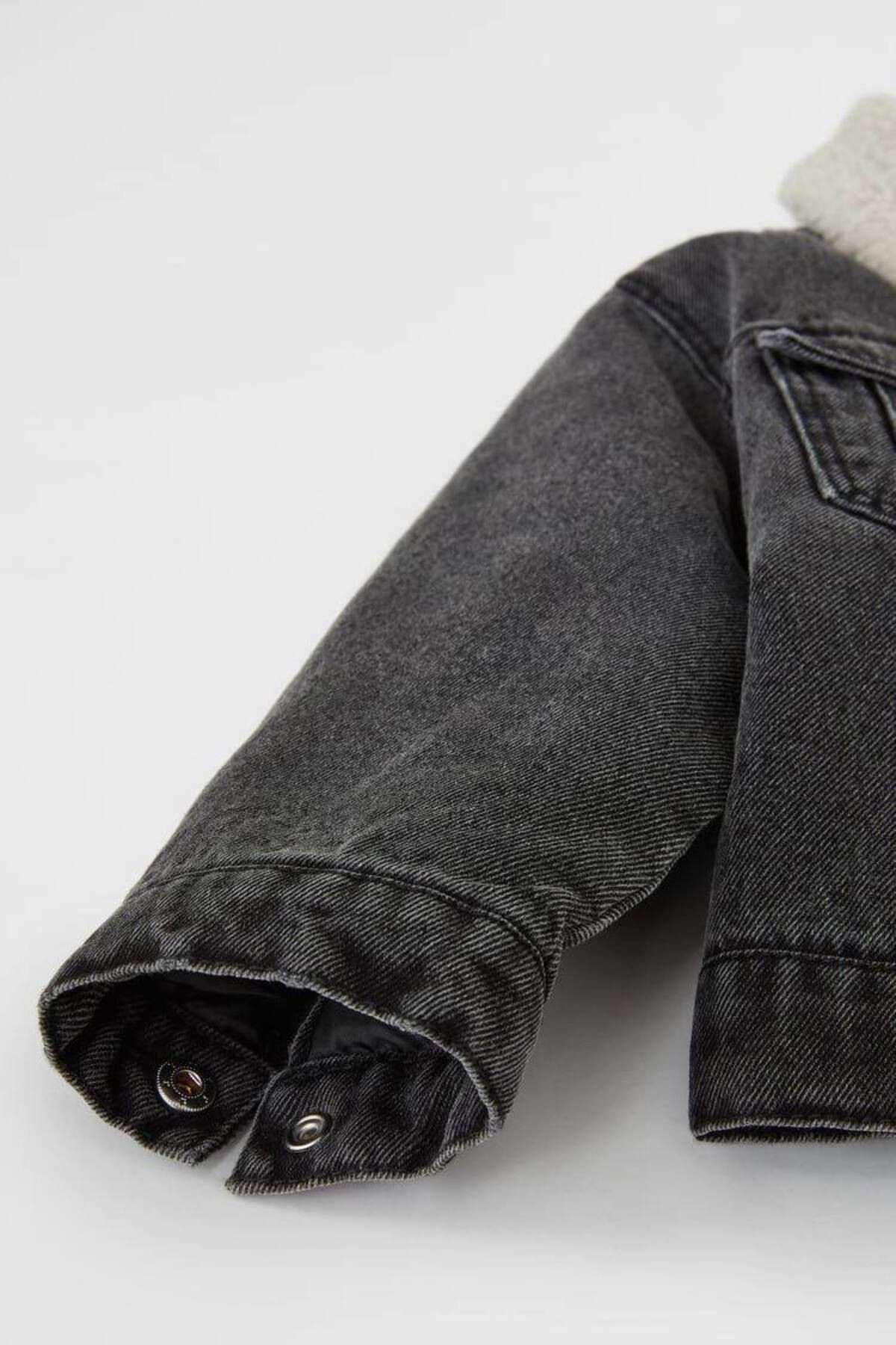 Siyah Denim Peluş Yaka Sırt Ayıcık Detaylı Erkek Çocuk Kot Ceket