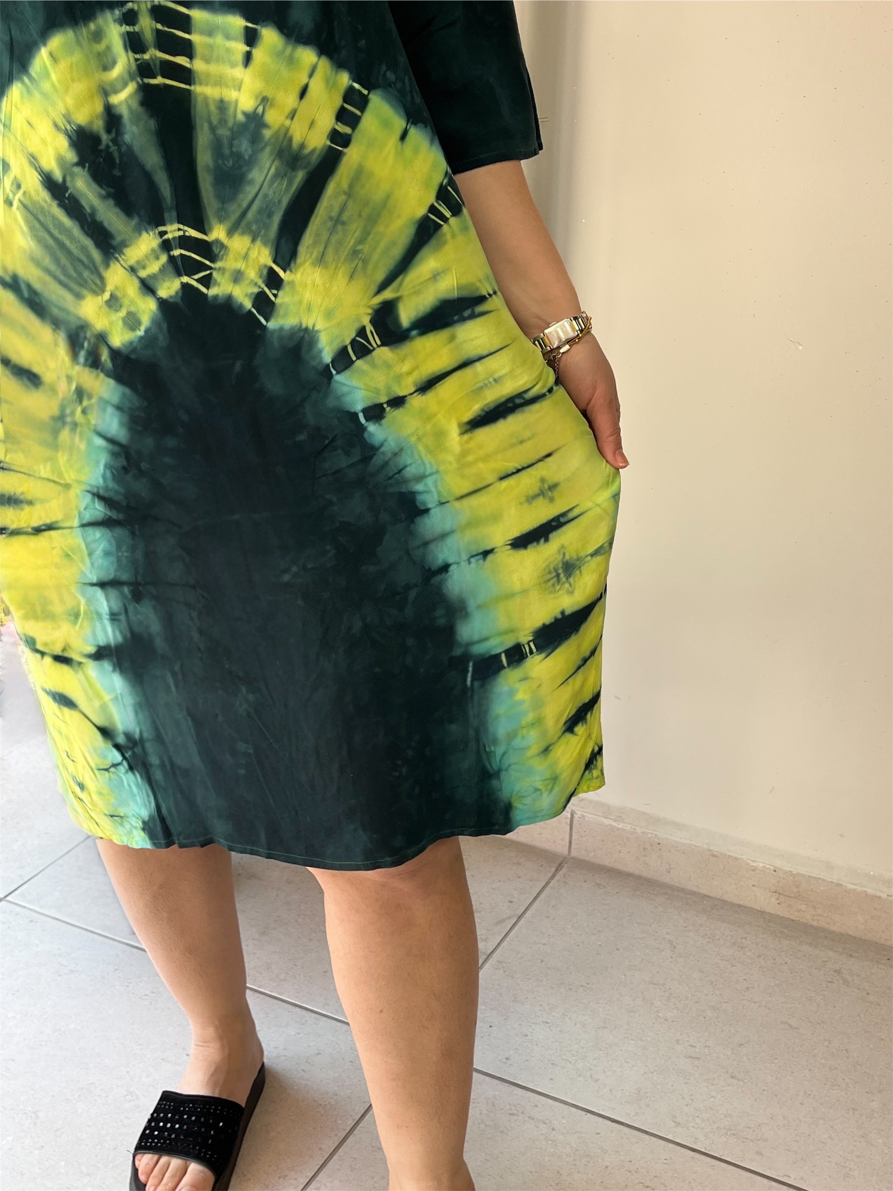 Yaka ve Düğme Detaylı Tukuar Kol Batik Desenli Otantik Elbise