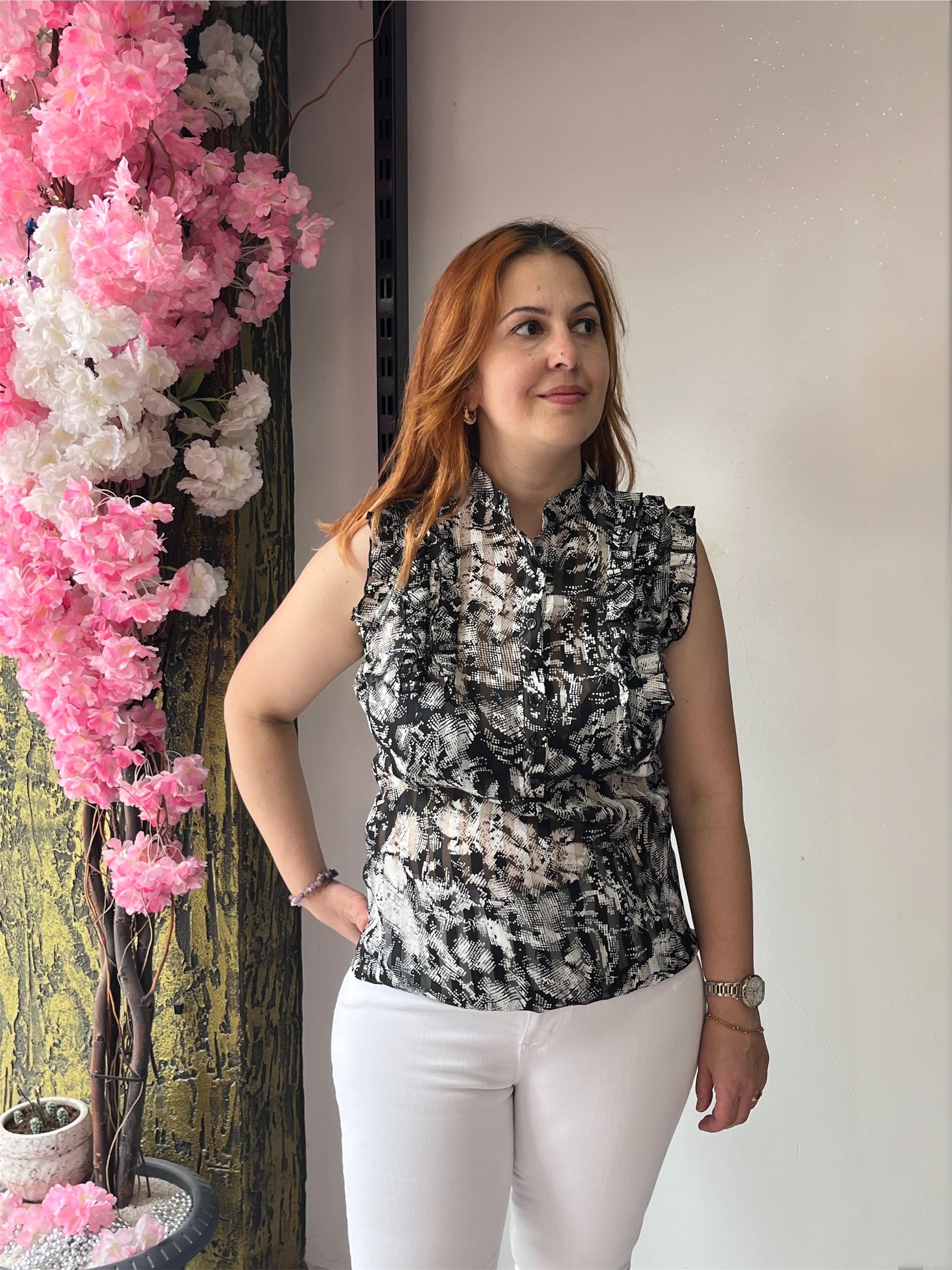 Düğme Detaylı Fırfırlı Şık Bluz