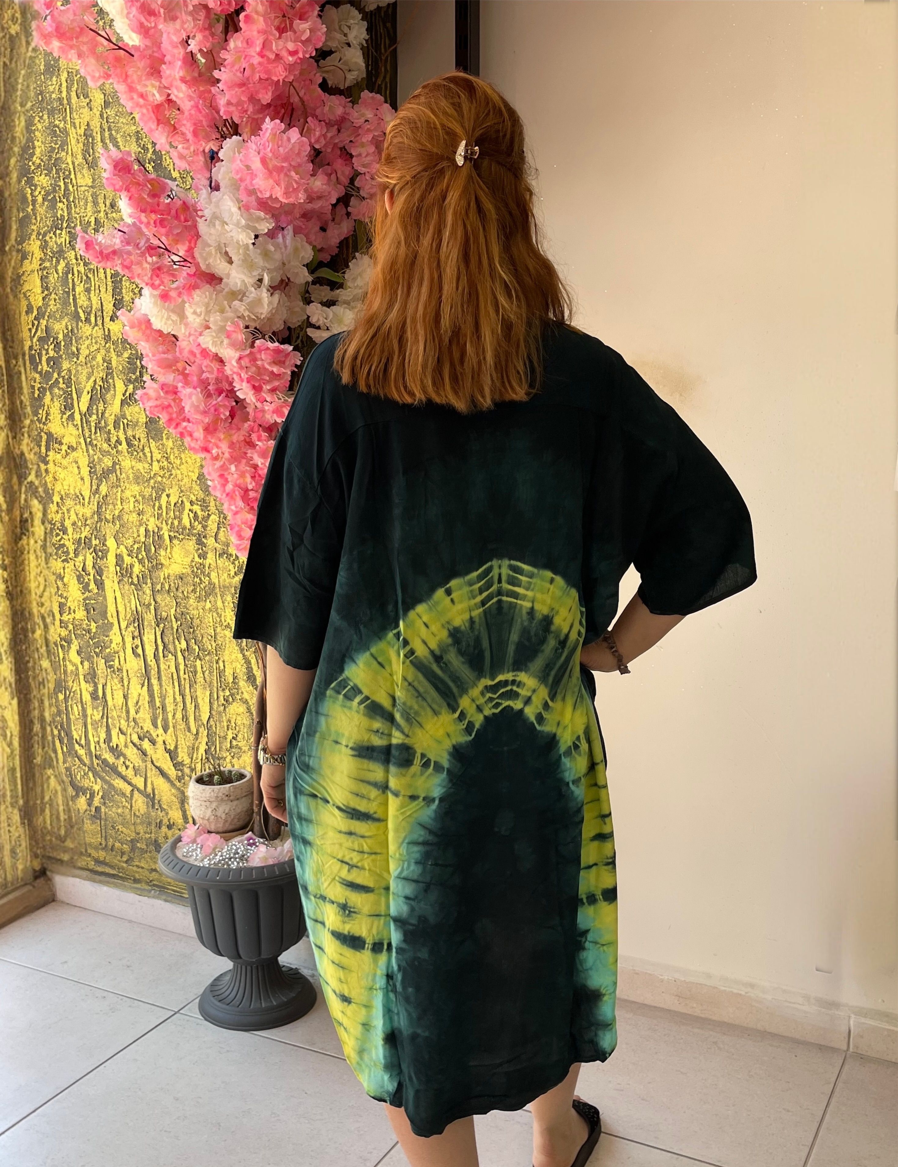 Yaka ve Düğme Detaylı Tukuar Kol Batik Desenli Otantik Elbise