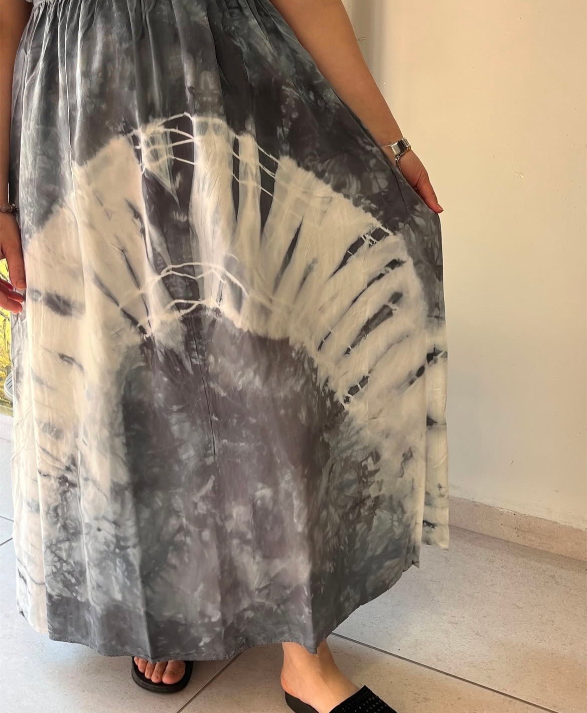 Geniş Askılı V Yaka Bel Detayı Lastikli Batik Desenli Otantik Elbise  .