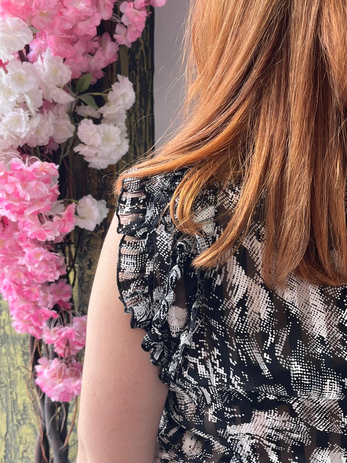 Düğme Detaylı Fırfırlı Şık Bluz