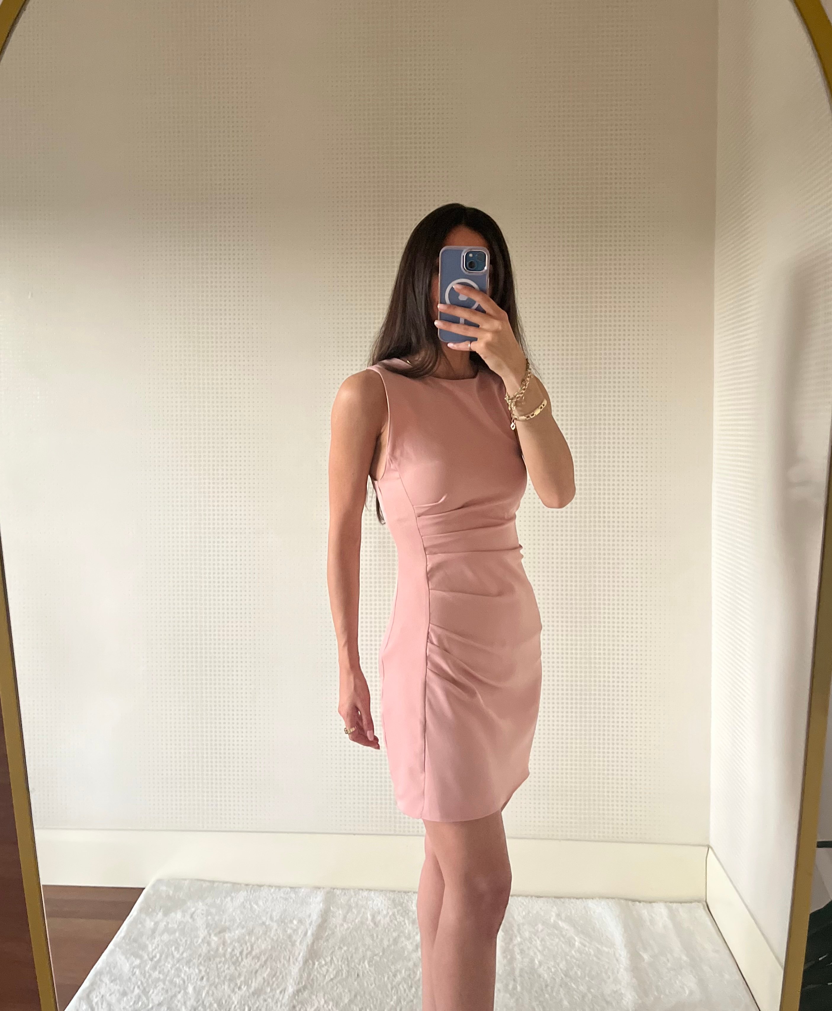 PUDRA PEMBE DRAPELİ KISA ELBİSE