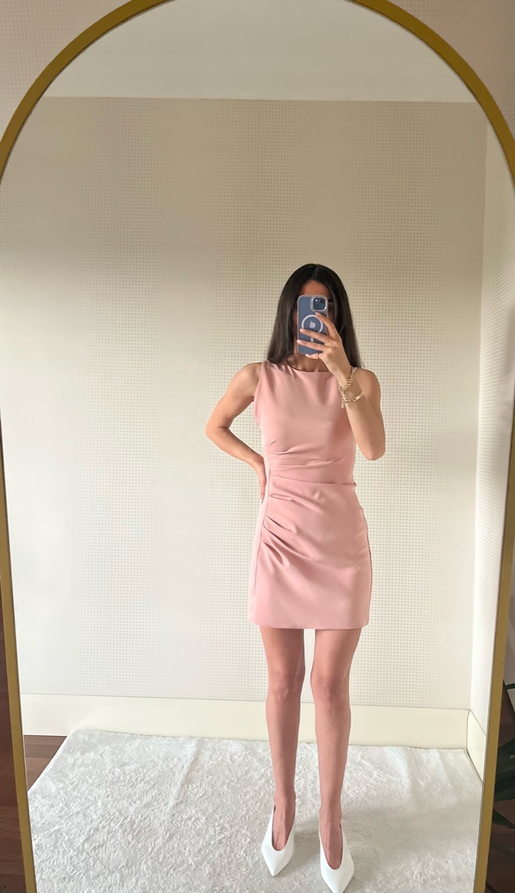 PUDRA PEMBE DRAPELİ KISA ELBİSE