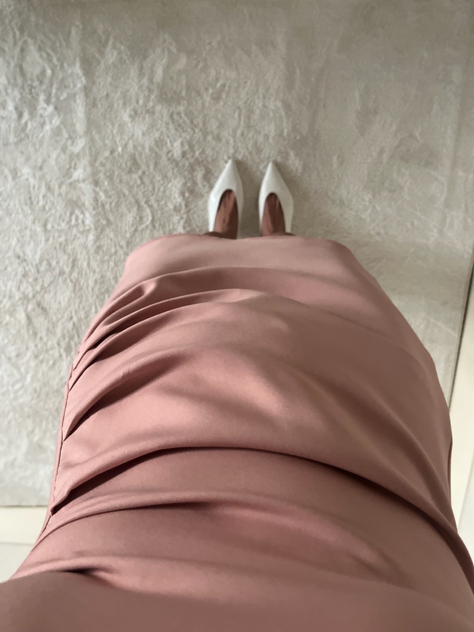 PUDRA PEMBE DRAPELİ KISA ELBİSE