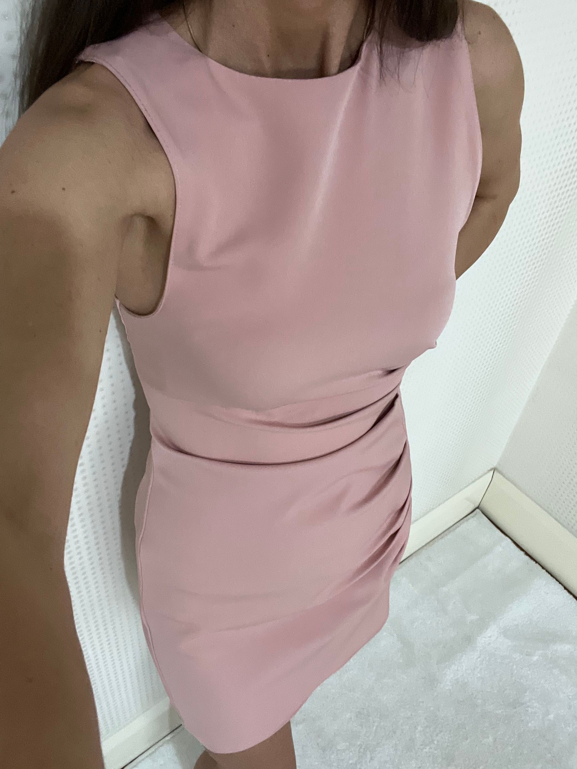 PUDRA PEMBE DRAPELİ KISA ELBİSE