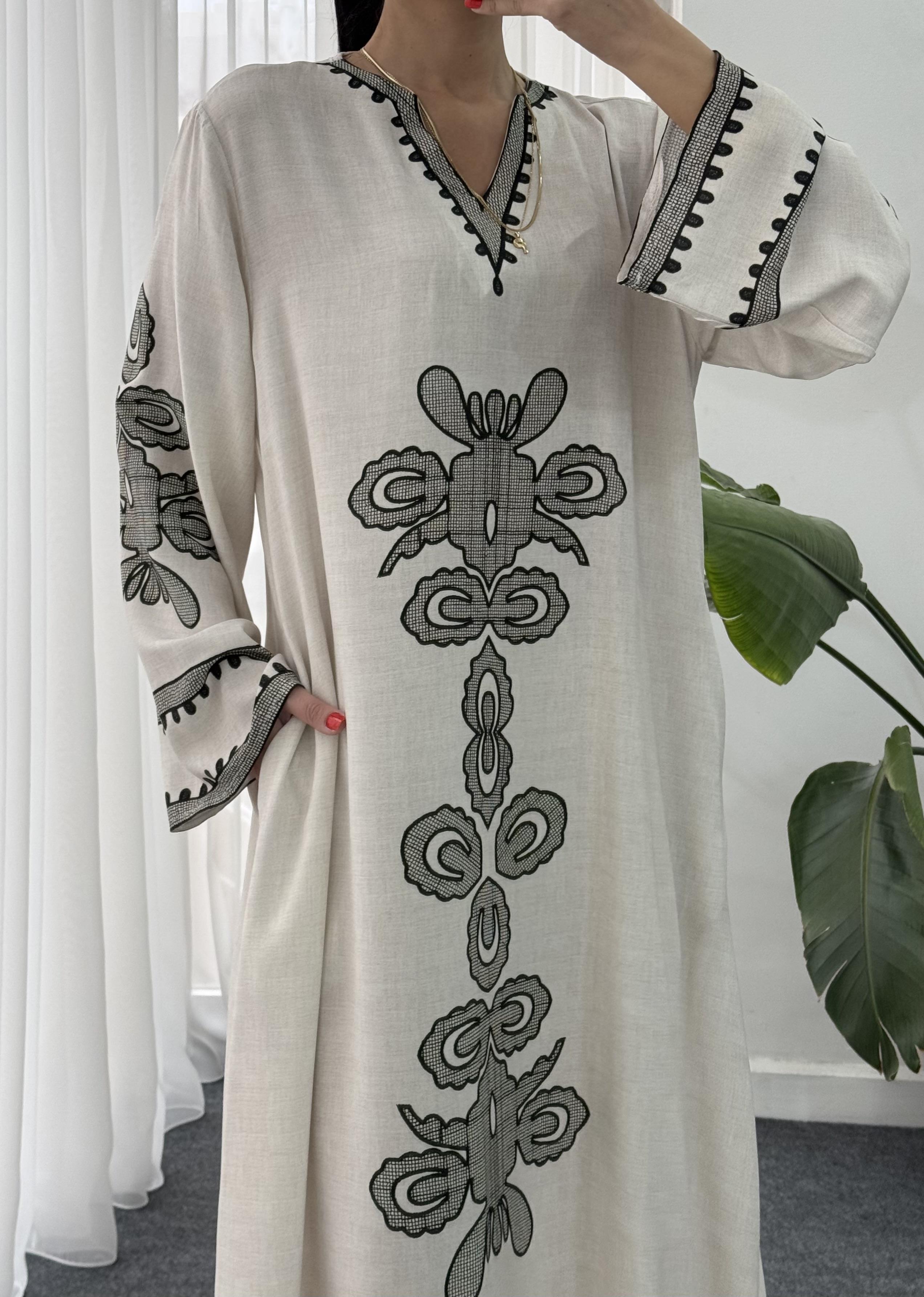 V yaka Desenli Elbise