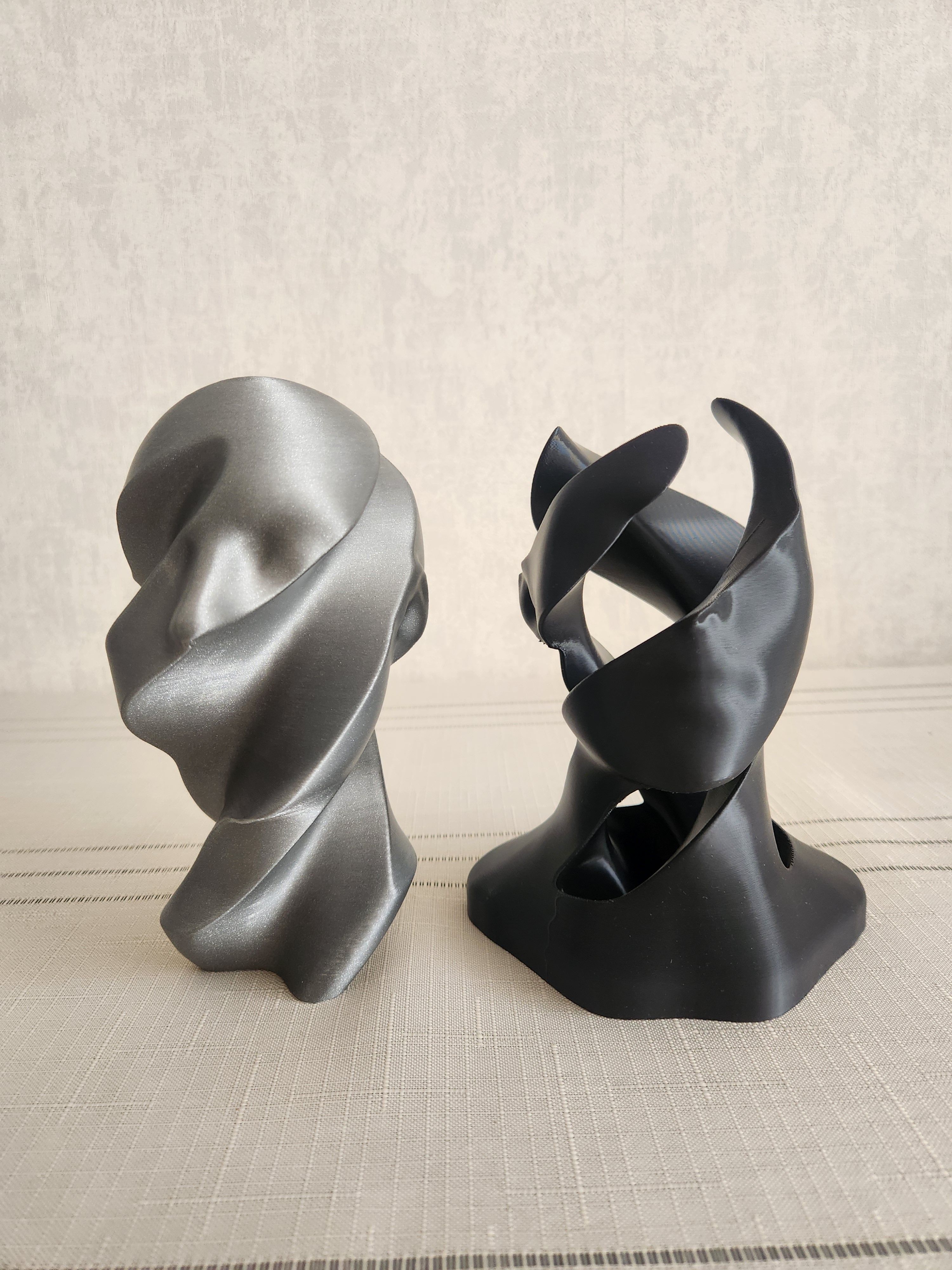 Spiral Birbirine Geçirmeli İnsan Silüeti Biblo