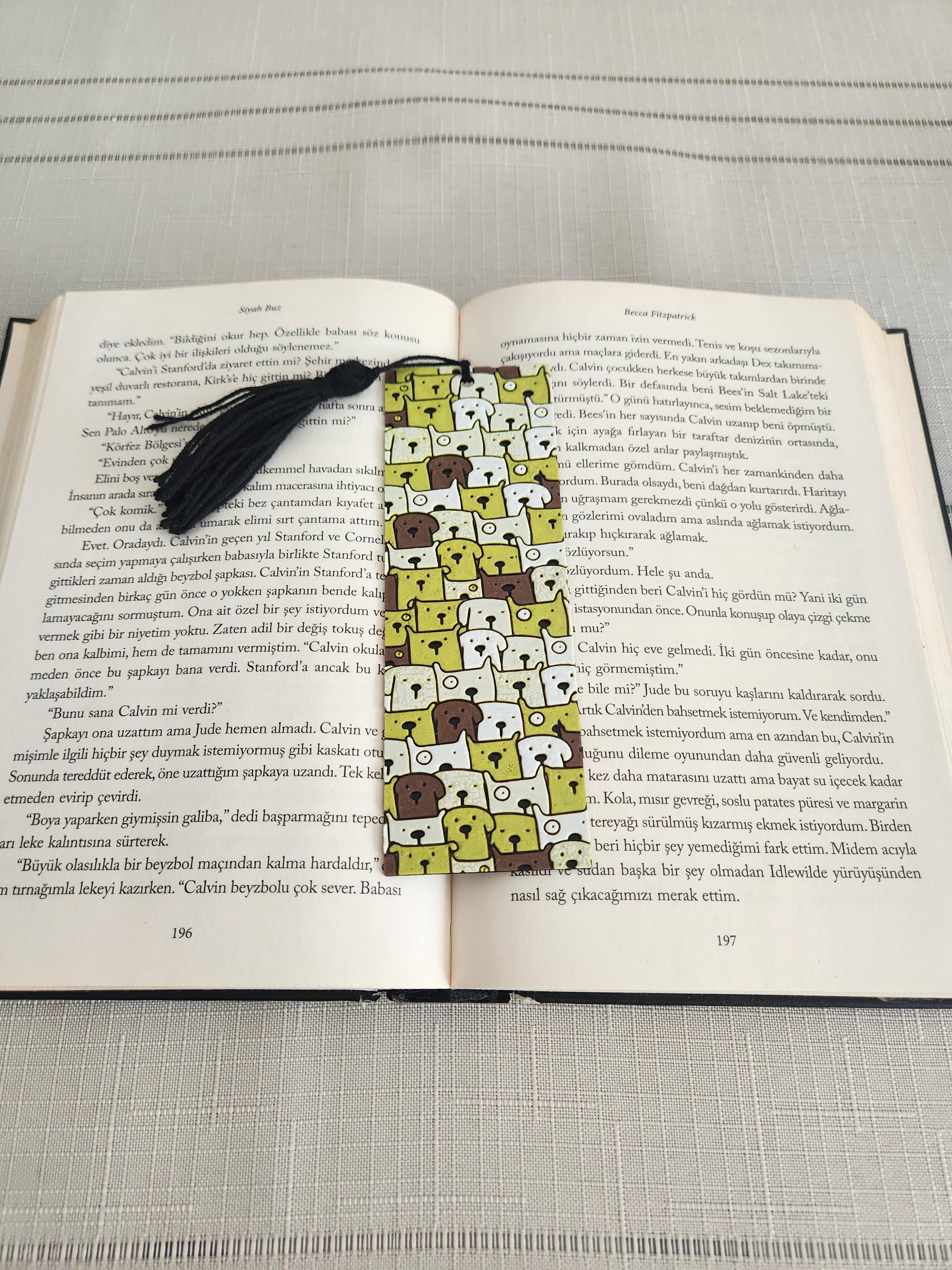 Tatlı Köpek Desenli Püsküllü Kabartmalı Kitap Ayracı 