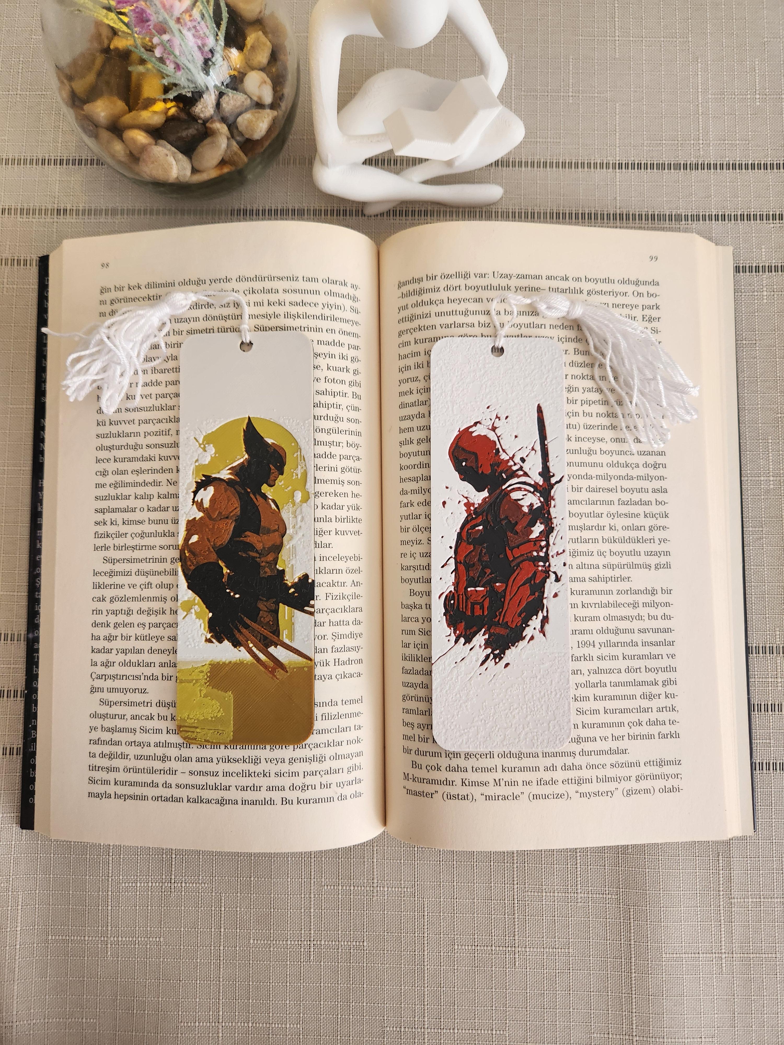 2'li Deadpool & Wolverine Püsküllü Kabartmalı Kitap Ayracı Seti