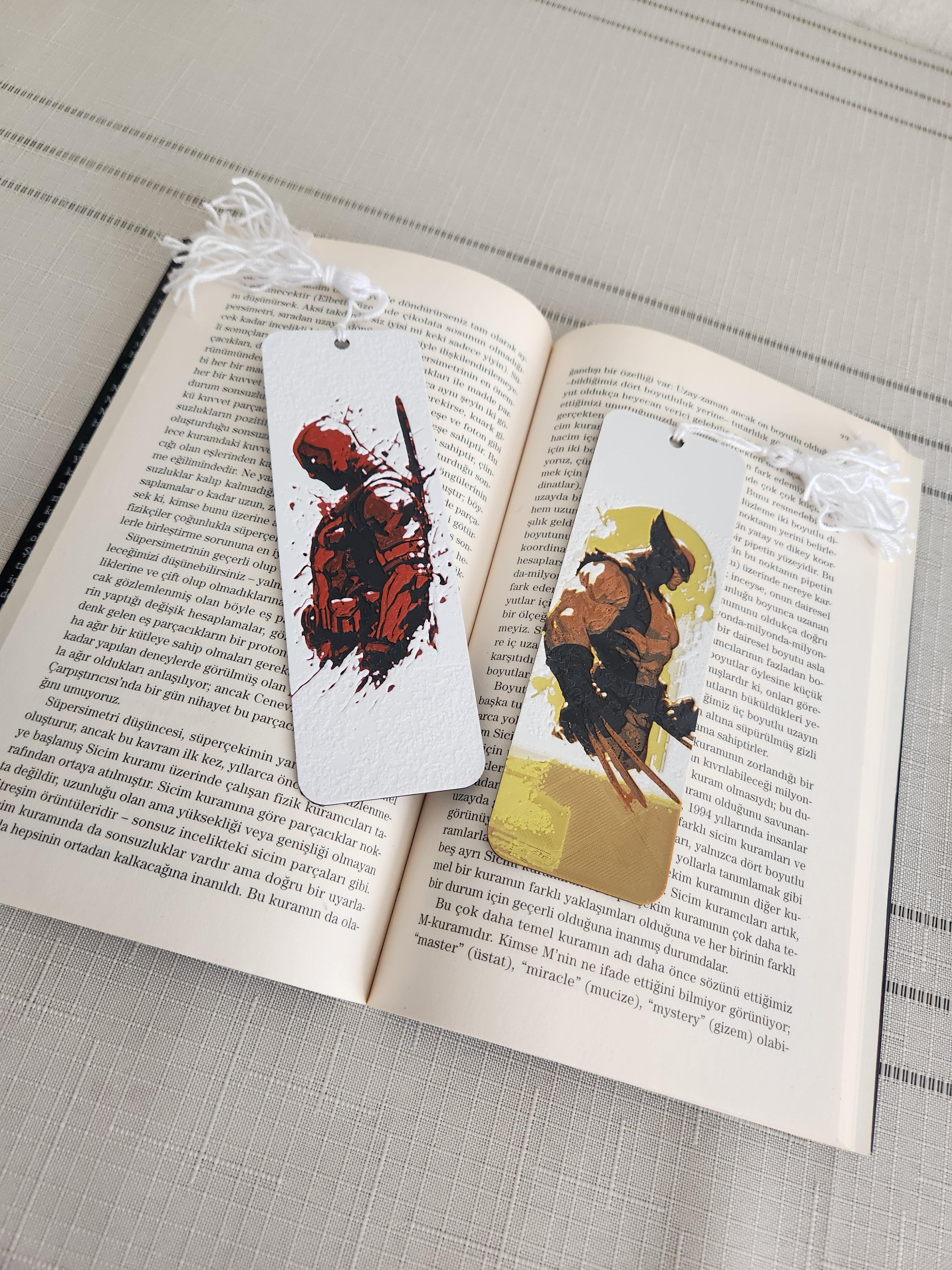 2'li Deadpool & Wolverine Püsküllü Kabartmalı Kitap Ayracı Seti