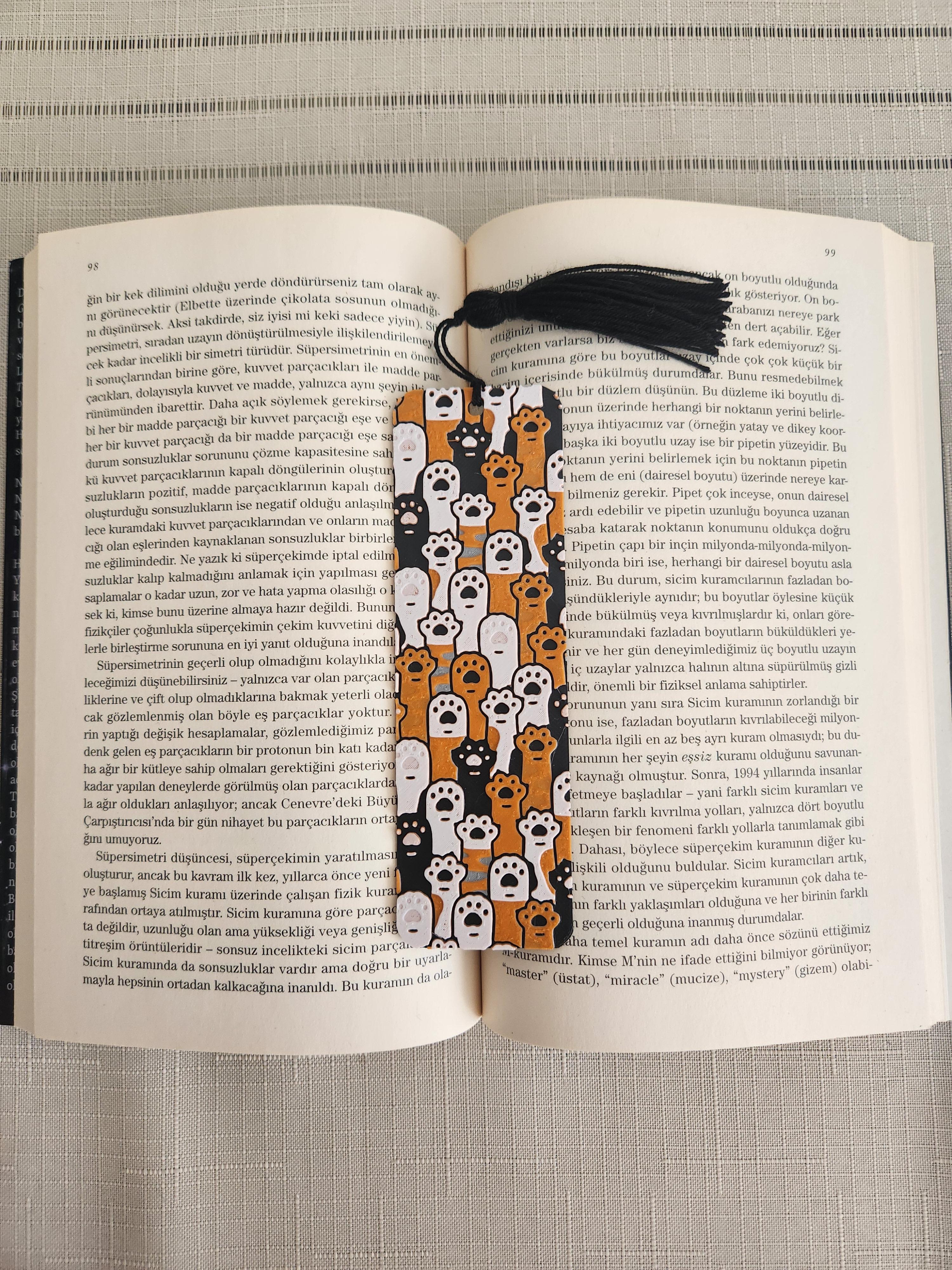 Kedi Patisi Desenli Püsküllü Kabartmalı Kitap Ayracı
