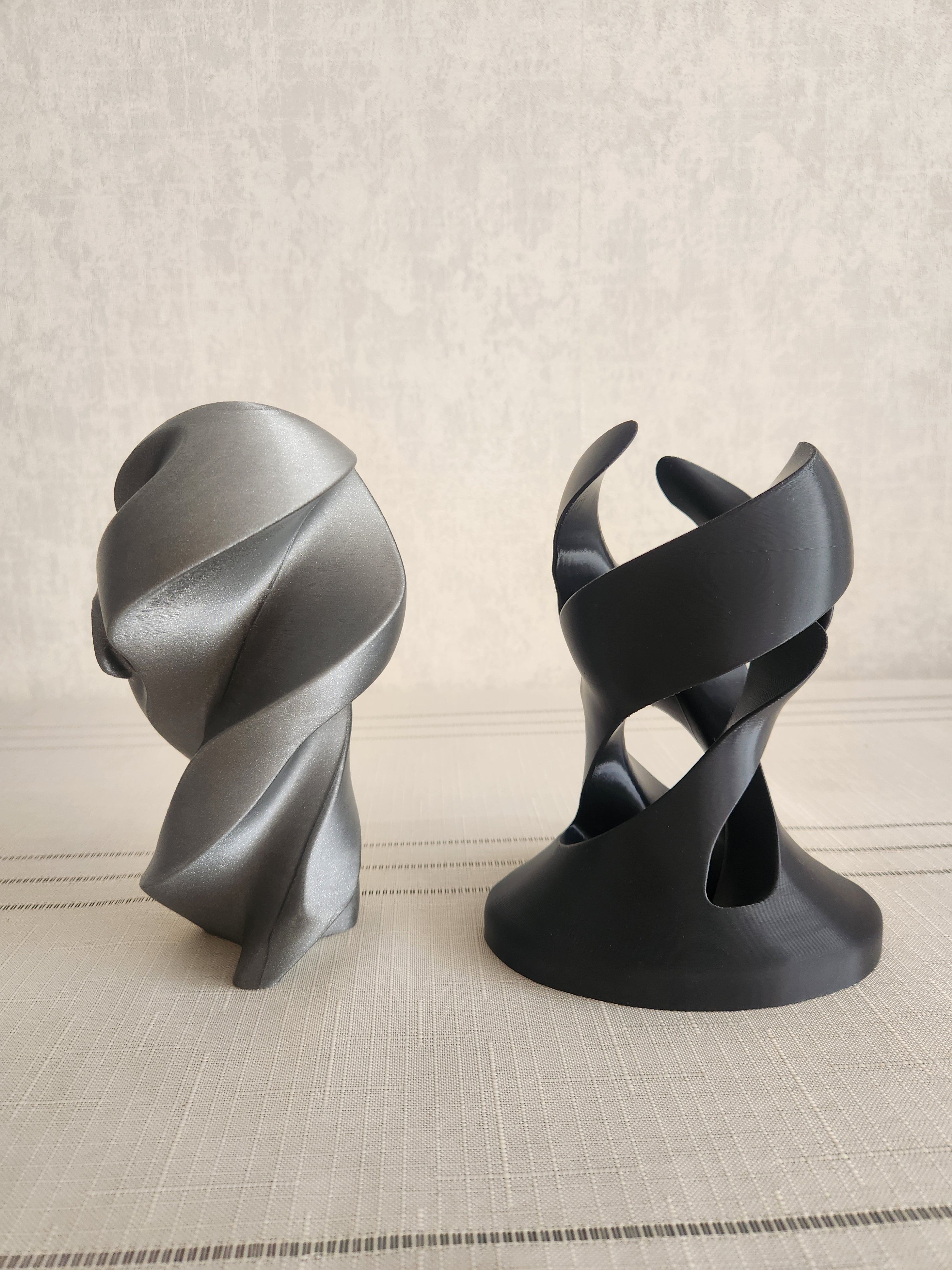 Spiral Birbirine Geçirmeli İnsan Silüeti Biblo