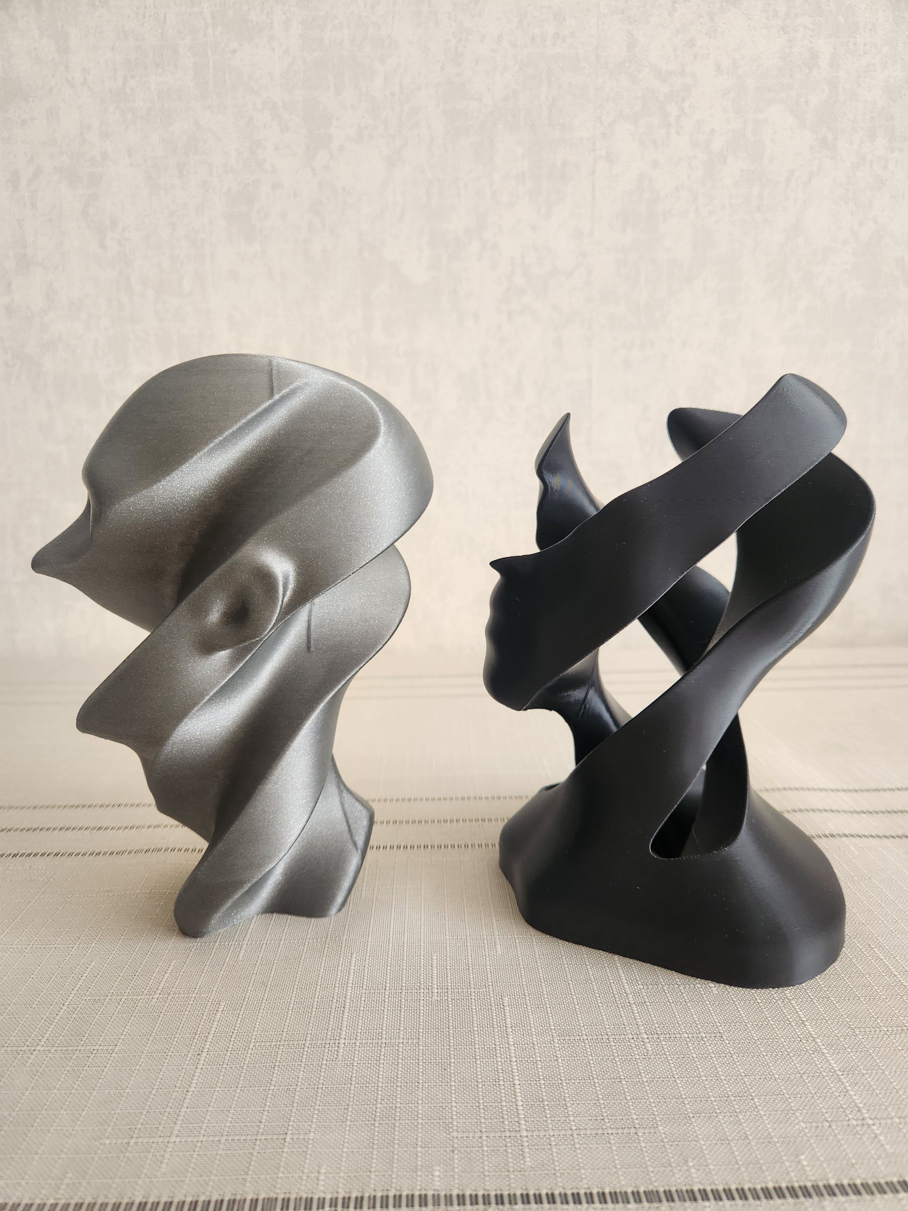 Spiral Birbirine Geçirmeli İnsan Silüeti Biblo