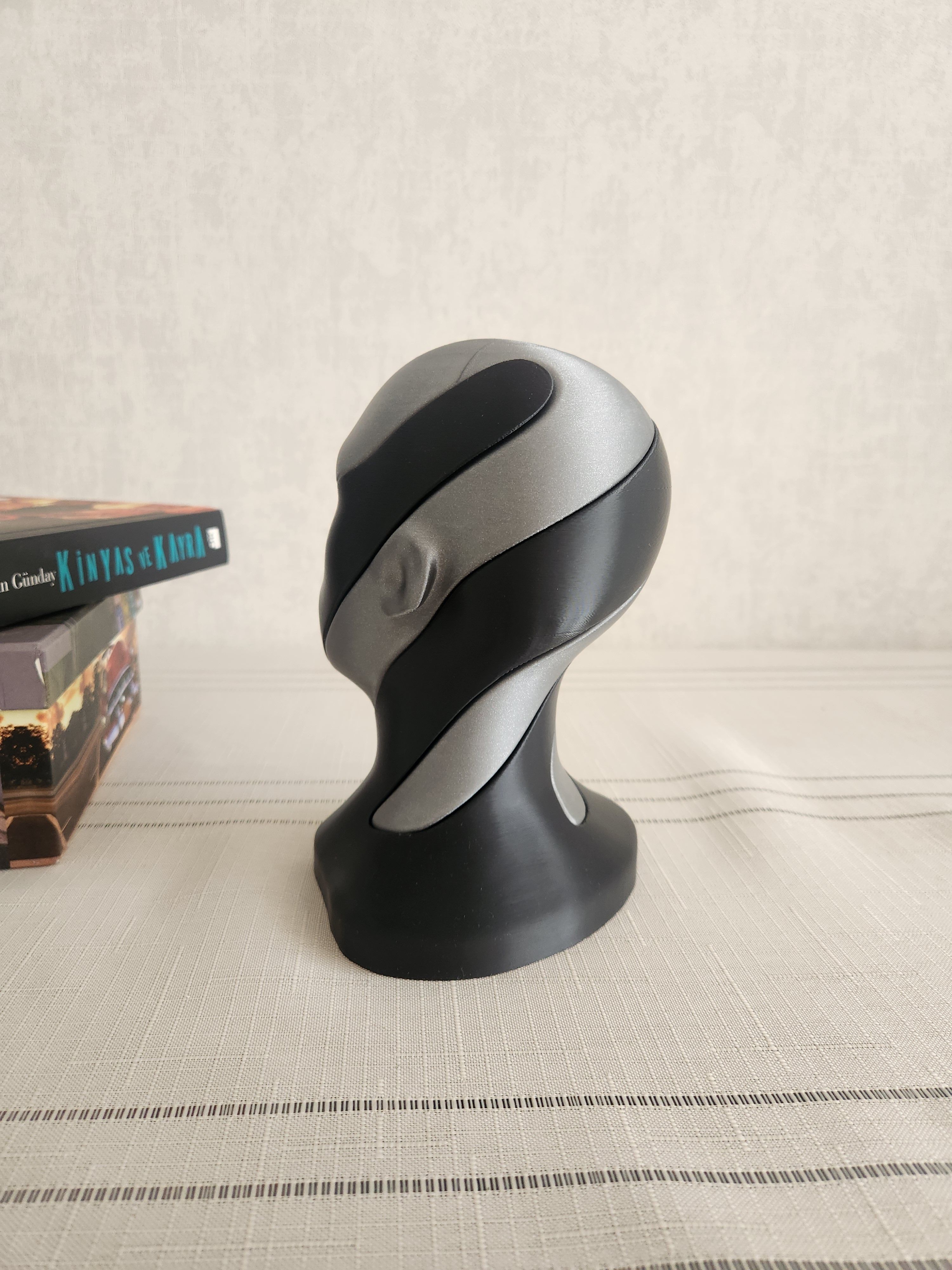 Spiral Birbirine Geçirmeli İnsan Silüeti Biblo