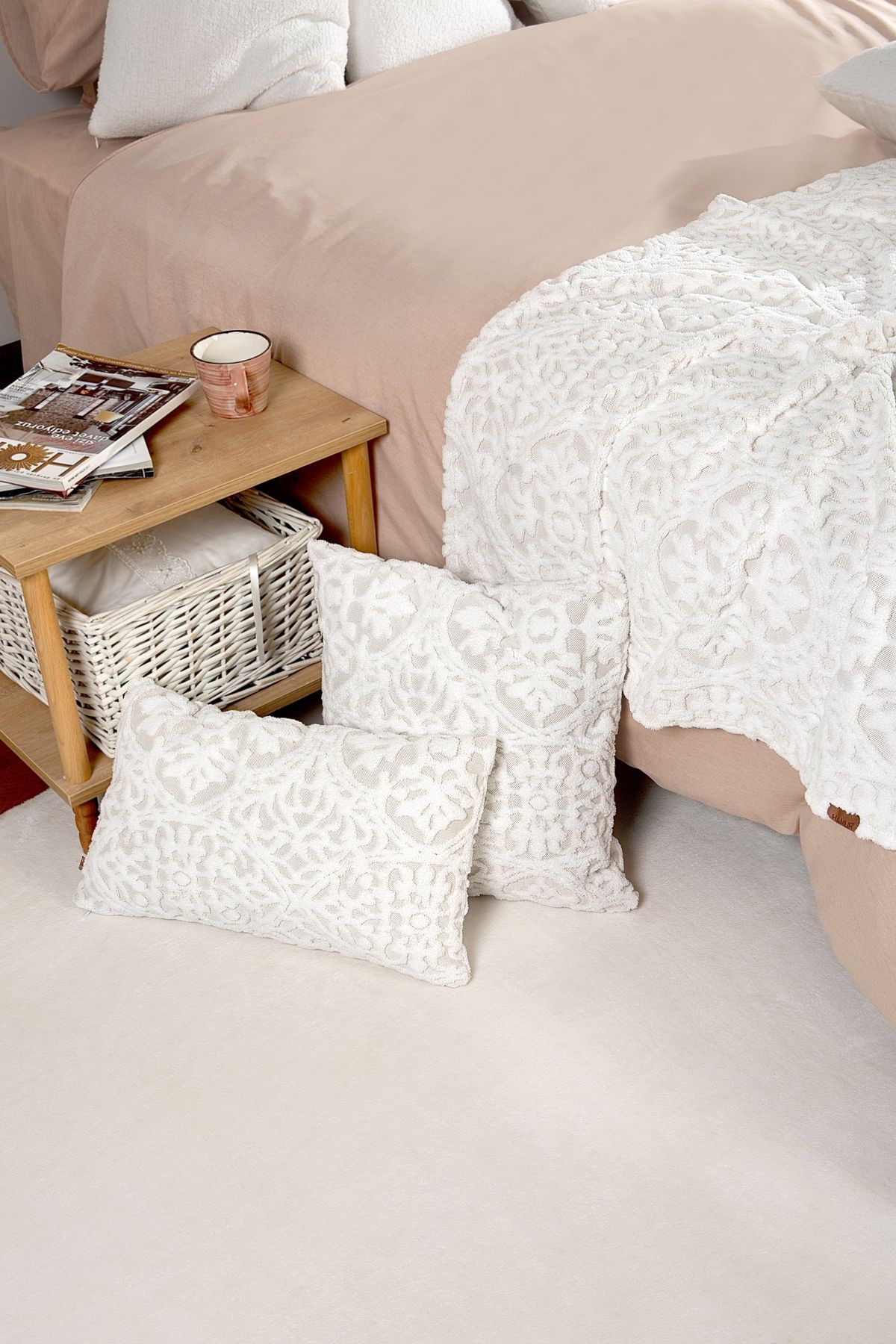 Jakarlı Yatak Runner Set Motif Ekru