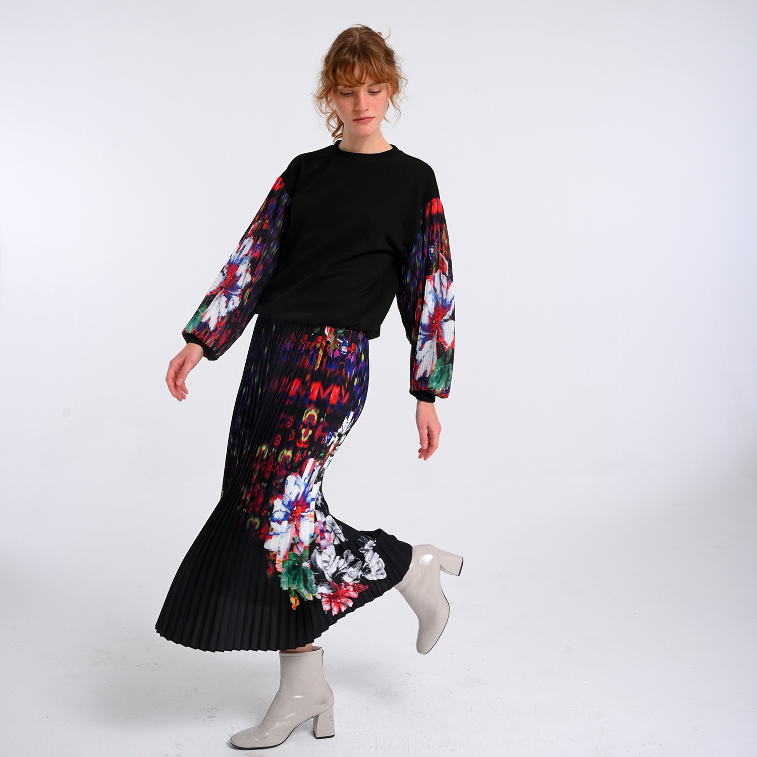 Black Sweatshirt With Printed Chiffon Pleated Sleeves