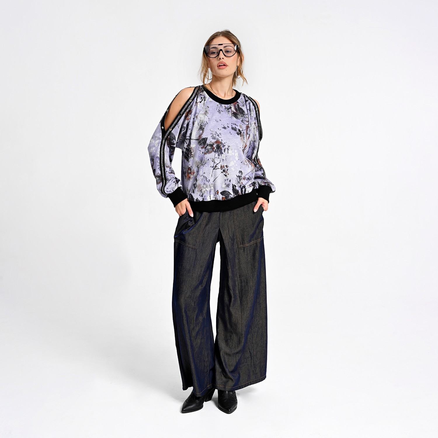 Wide-Leg Pants With Contrast Stitching