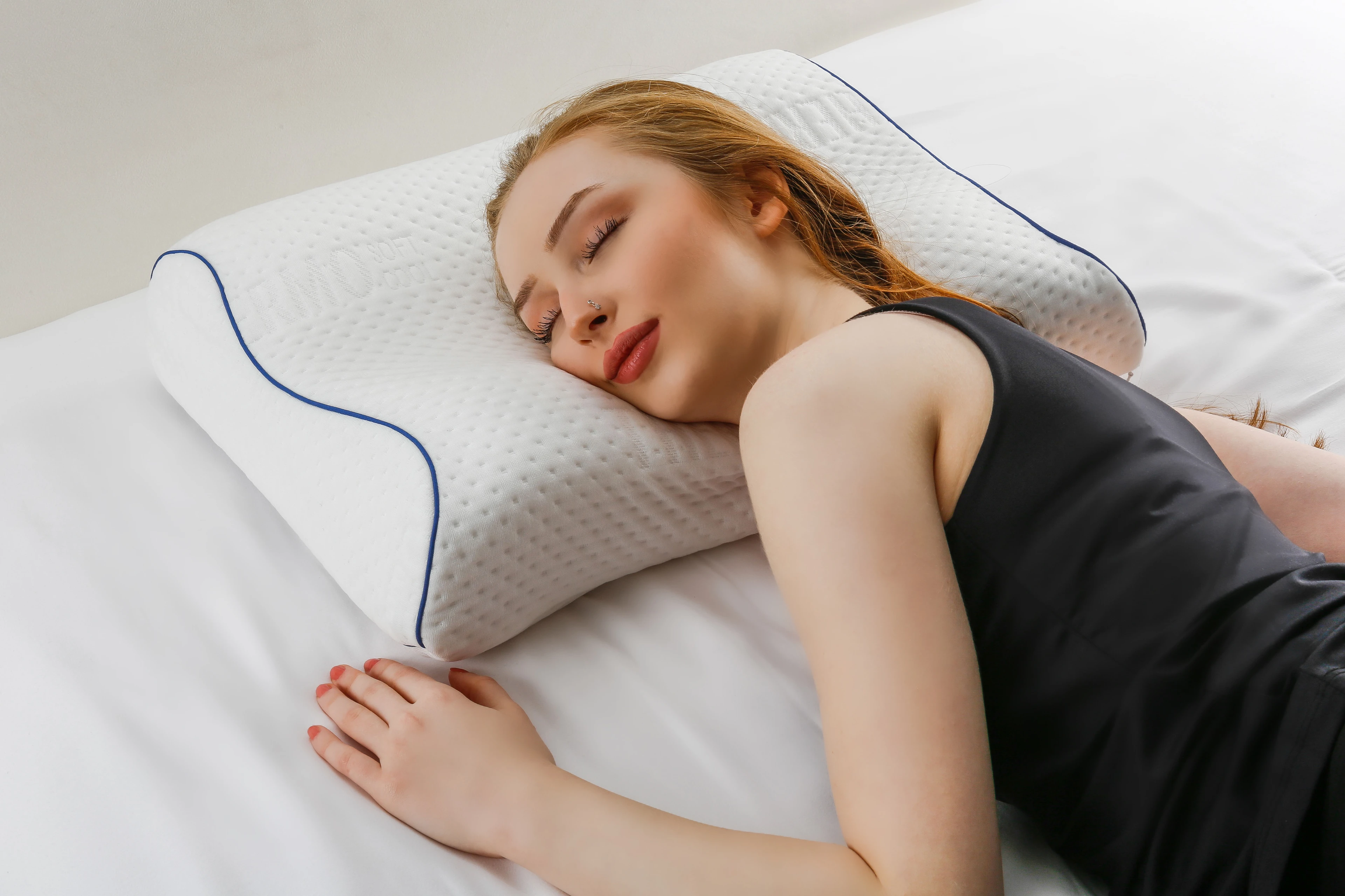 Alkamto Visco Hafızalı Termoregülasyonlu, Hipoalerjenik Yan Uyku, Sırt Üstü ve Yüz Üstü Uyuma Ortopedik Boyun Destek Yastığı 54x40x11/9 cm Pamuk Kılıf ve Taşıma Çantası Hediyeli