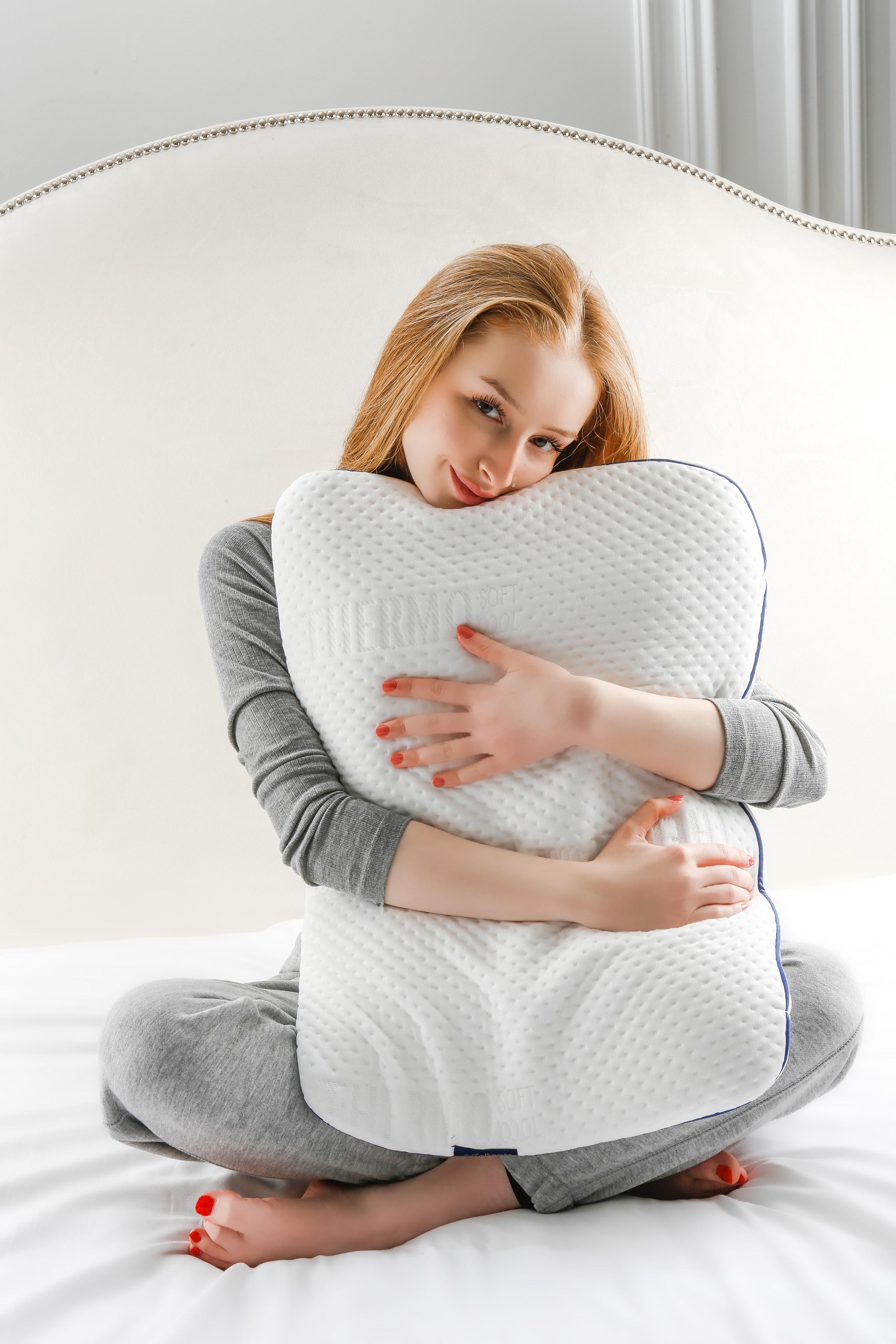 Alkamto Visco Hafızalı Termoregülasyonlu, Hipoalerjenik Ortopedik Boyun Destek Yastığı 60x40x12 cm, Pamuk Kılıf ve Taşıma Çantası Hediyeli