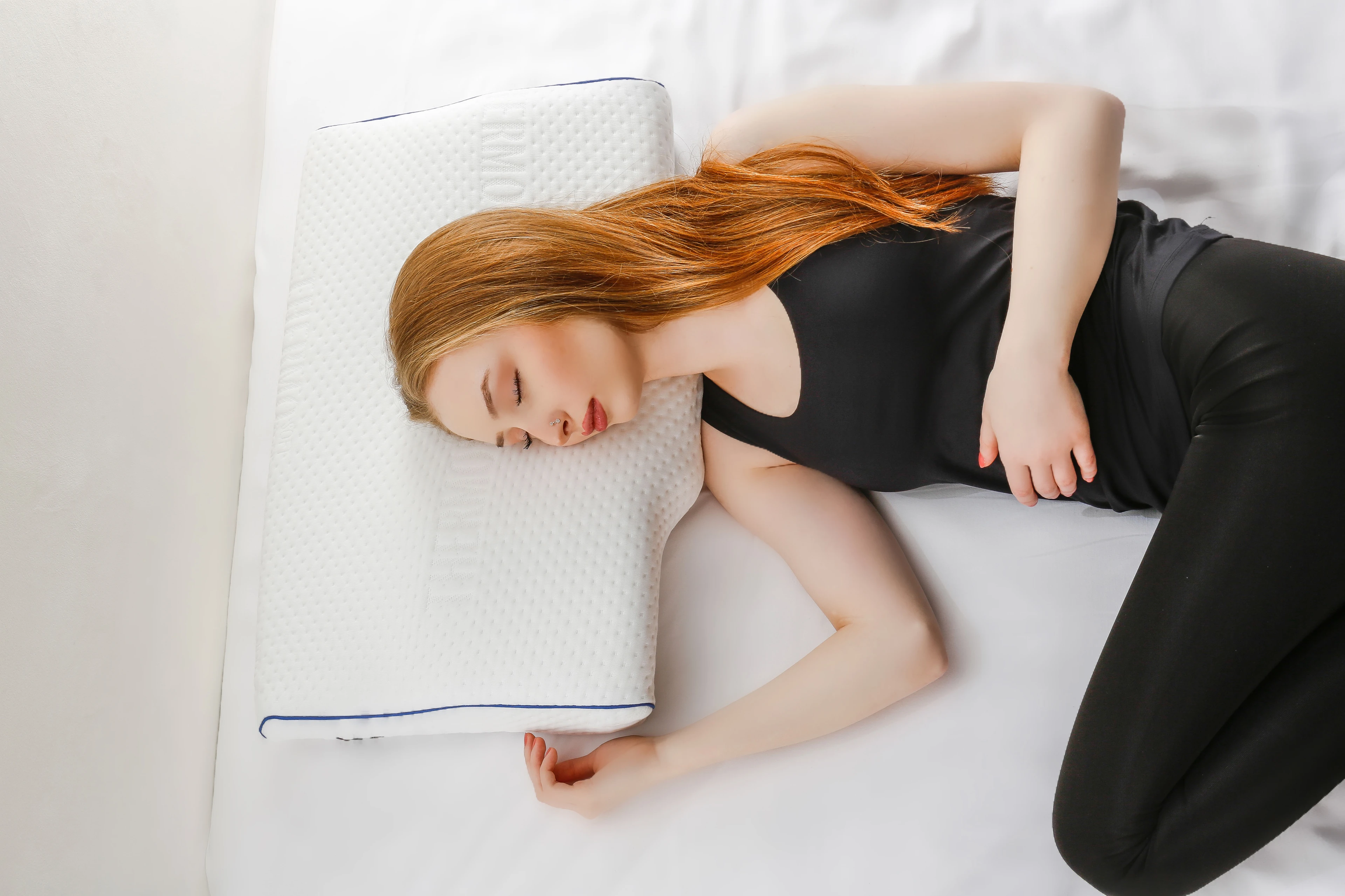 Alkamto Ortopedik Boyun Destek Yastığı – Termoregülasyonlu, Hipoalerjenik Memory Foam Visco Yastık (60x40x11/7 cm) | Ekstra Pamuk Kılıf & Seyahat Çantası