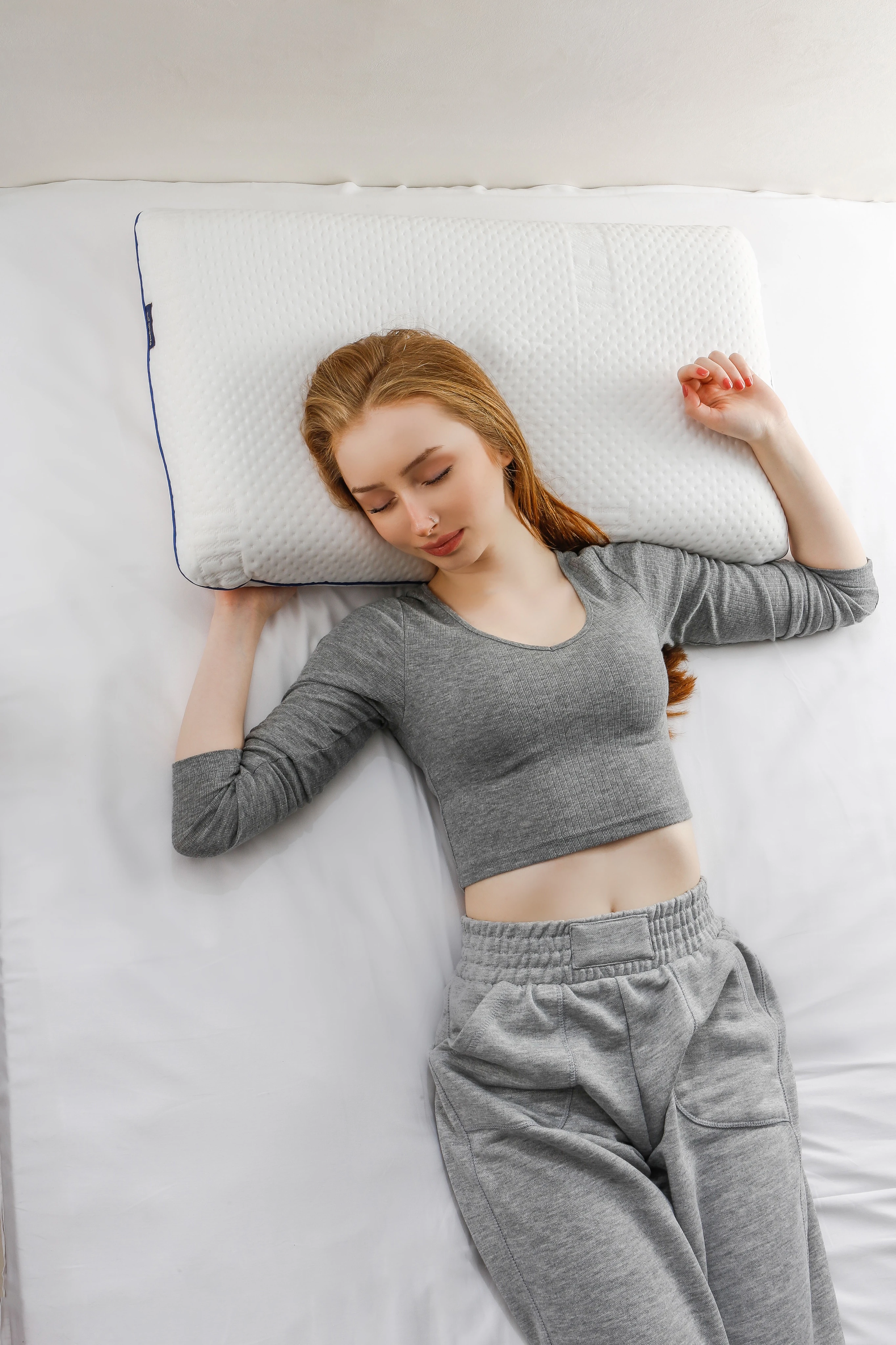 Alkamto Visco Hafızalı Termoregülasyonlu, Hipoalerjenik Ortopedik Boyun Destek Yastığı 70x40x12 cm, Pamuk Kılıf ve Taşıma Çantası Hediyeli